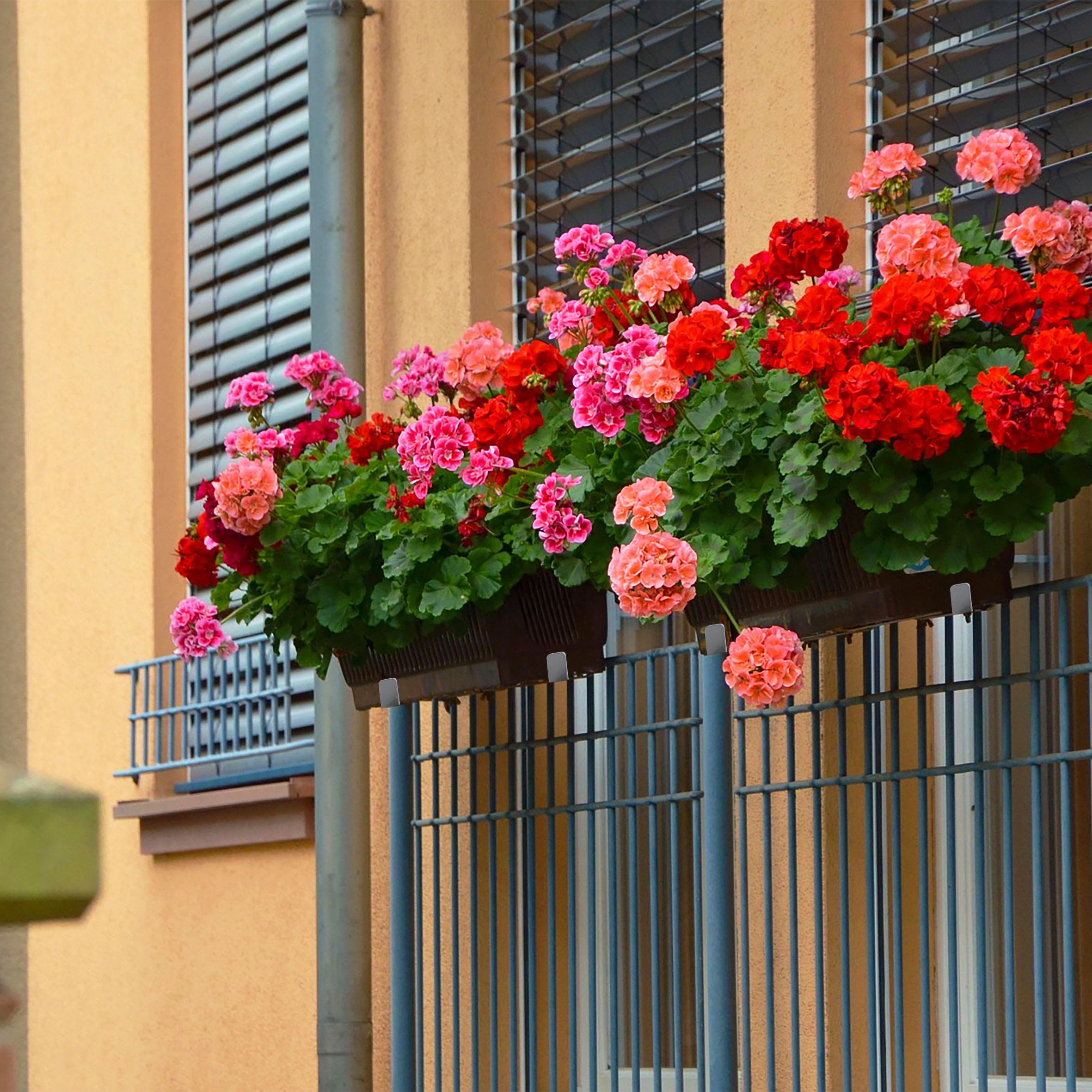 Blumenkasten Halter 2er Set bis 50 kg individuell verstellbar - hellgrau - Metall Halterung für eckige Balkongeländer von 4-7 cm