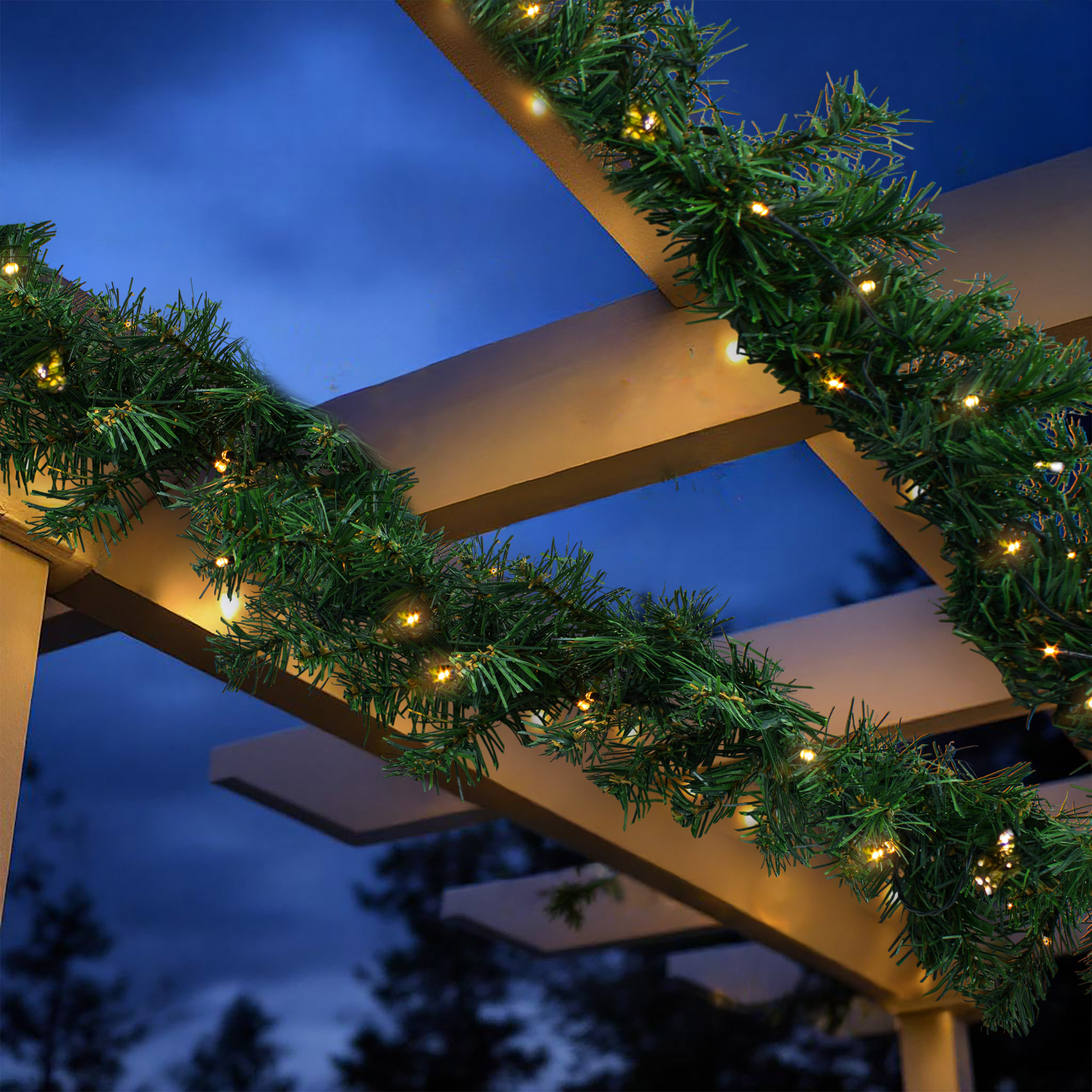 Weihnachtsgirlande grün mit 100 LED Lichterkette batteriebetrieben für Außen - 810 cm - Künstliche Tannengirlande beleuchtet mit Timer