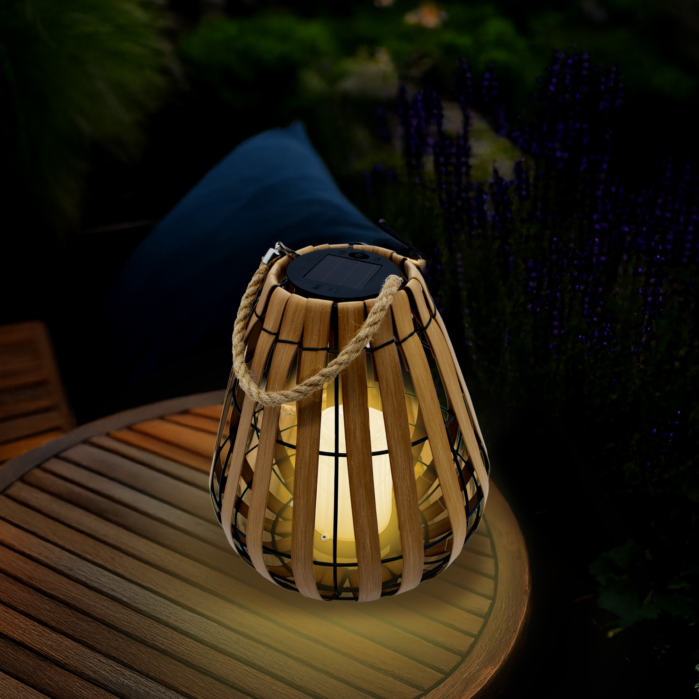 Solar Laterne mit LED Kerze in warm weiß mit Flackereffekt - 30 x 25 cm - Gartenleuchte in Holz Optik mit Jutekordel zum Hängen