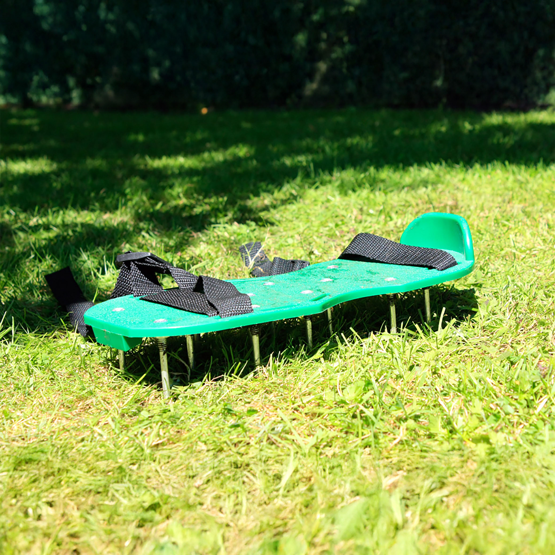 Rasenbelüftungs Sandalen mit verstellbaren Riemen - 1 Paar - Nagelschuhe in Einheitsgröße zum Umschnallen mit 26 langen Spikes