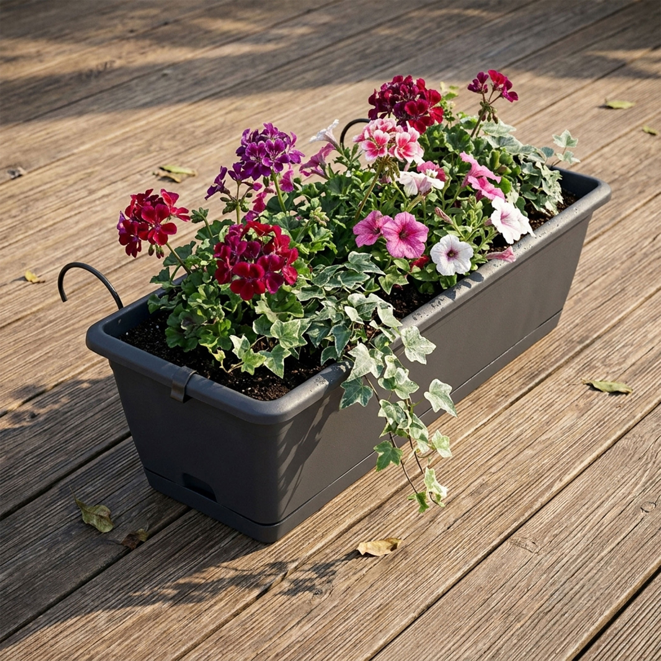 Balkon Blumenkasten mit Halterung und Bewässerungssystem - 40 cm oder 60 cm - Kunststoff Geländer Pflanztopf in anthrazit - Blumentopf Pflanzkasten zum Einhängen mit Wasserablauf