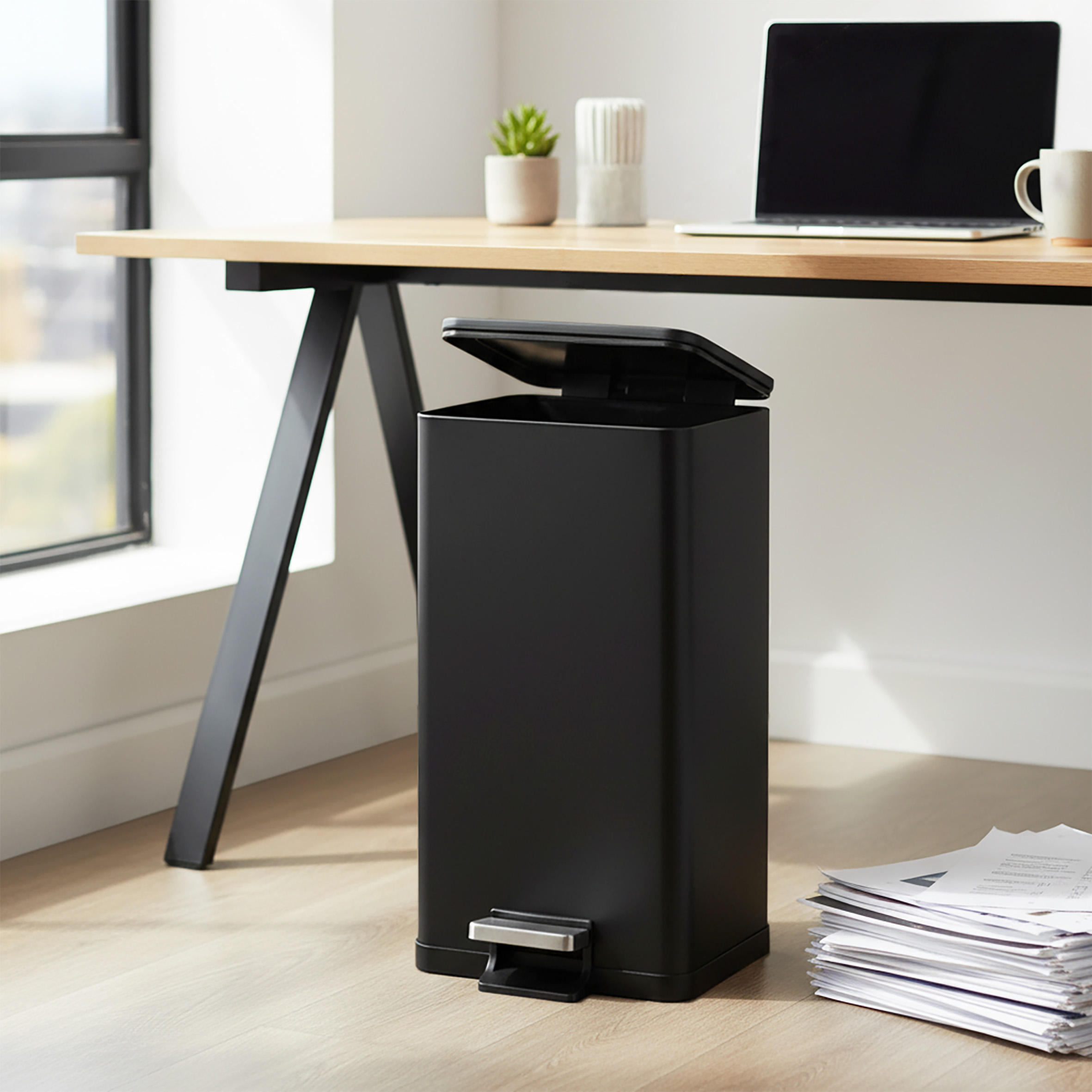 Edelstahl Tretmülleimer eckig schwarz matt 61 x 33 cm mit Deckel - 30 L - Metall Mülleimer mit Fußpedal und entnehmbarem Inneneimer