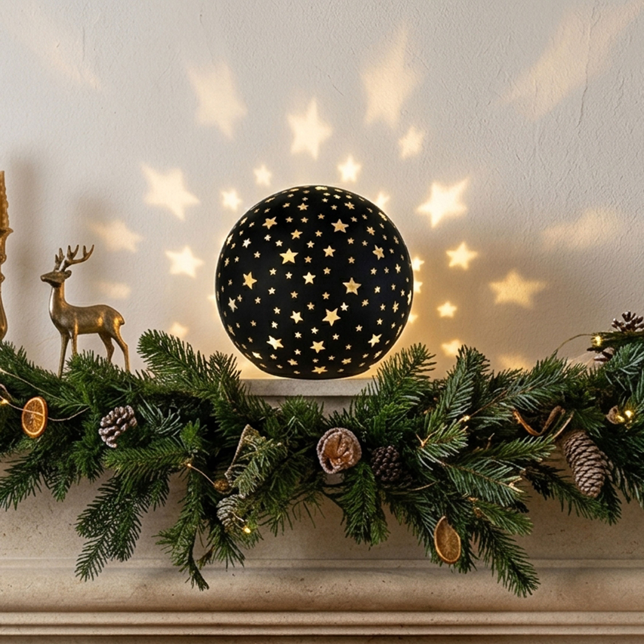 LED Glas Weihnachtskugel matt schwarz zum Stellen mit Timer - 12 cm - Leuchtkugel mit Sternen warm weiß beleuchtet batteriebetrieben