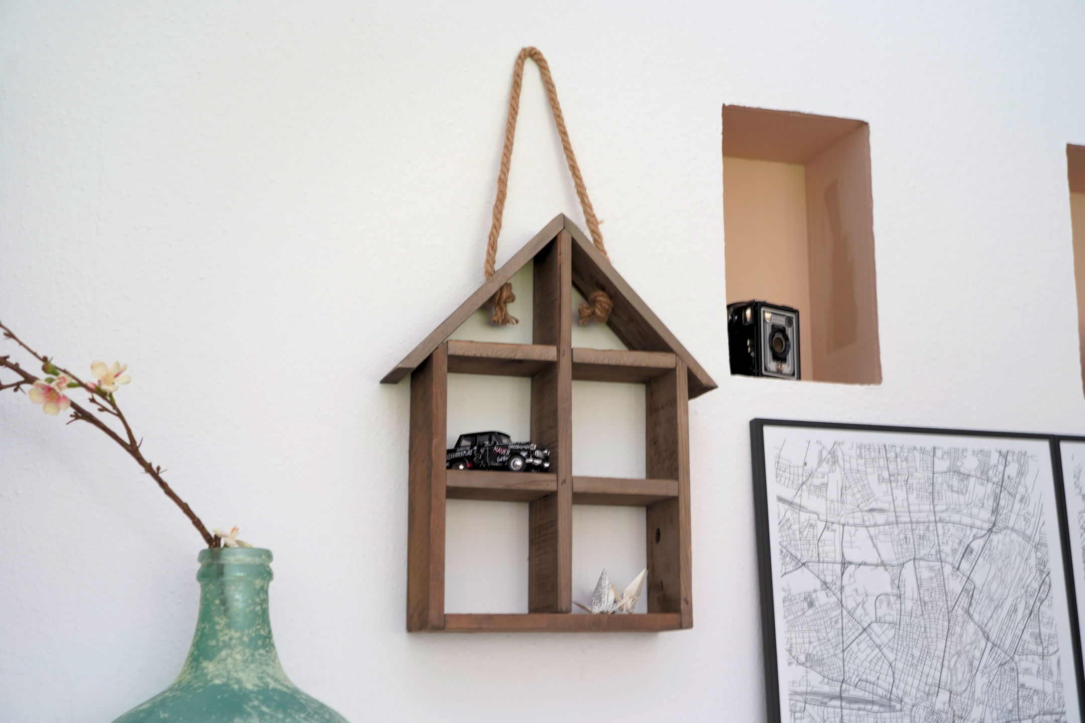 Holz Wandregal in Haus Form - 46 x 37 cm - Hängeregal im Vintage Stil