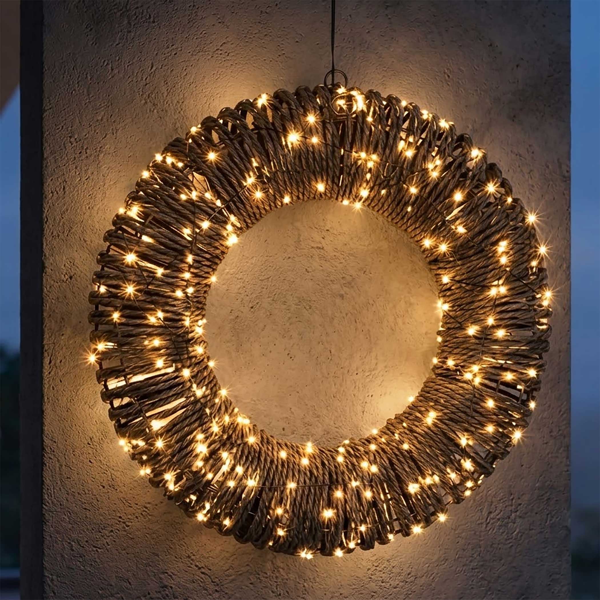 LED Rattankranz mit Twinkle Effekt für Außen mit Timer - 38 cm - Türkranz mit 400 flashing LEDs in extra warm weiß