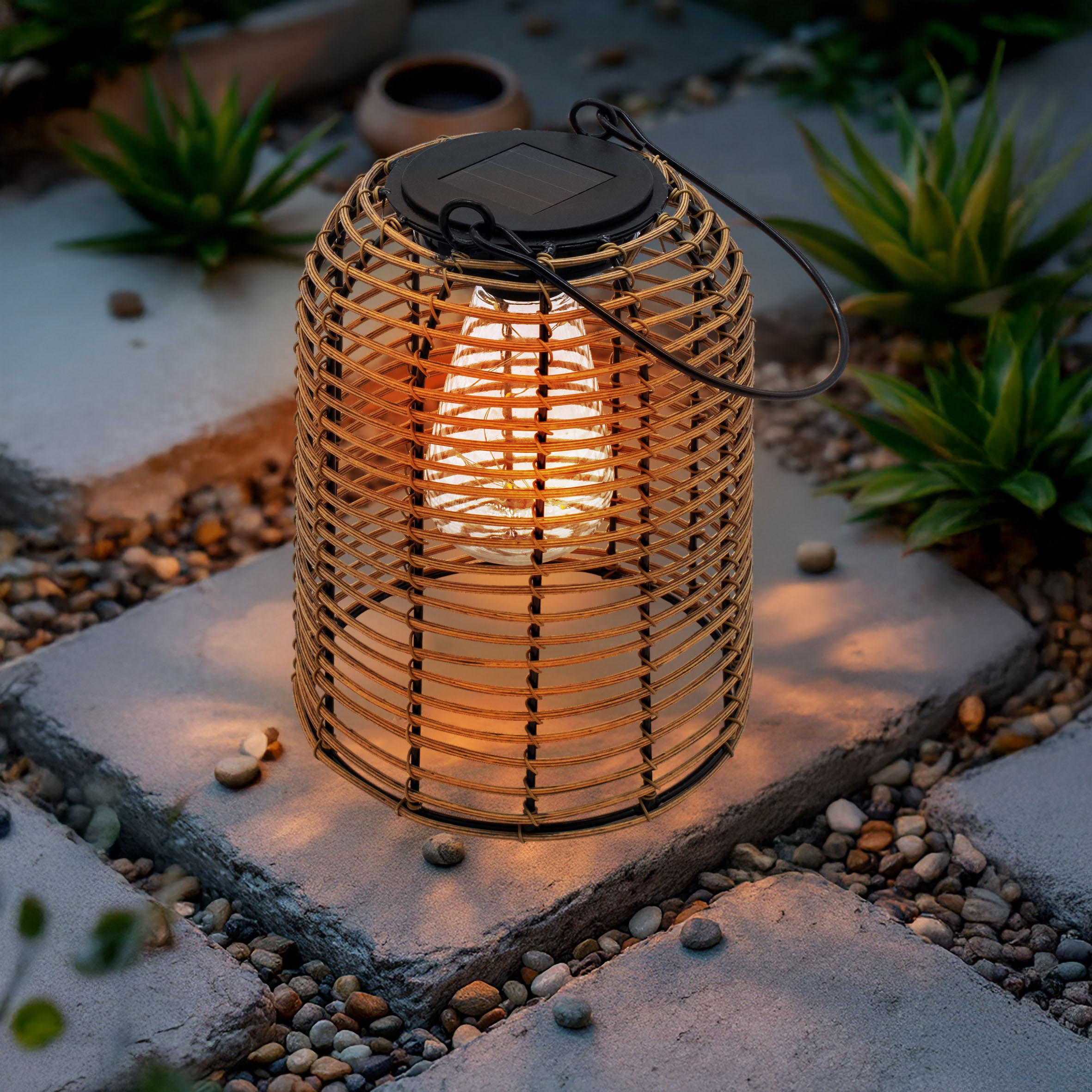 Solar Hängeleuchte in Rattan Optik natur mit LED Glühbirne - 20 x 16 cm - Deko Gartenlaterne zum Hängen warm weiß beleuchtet