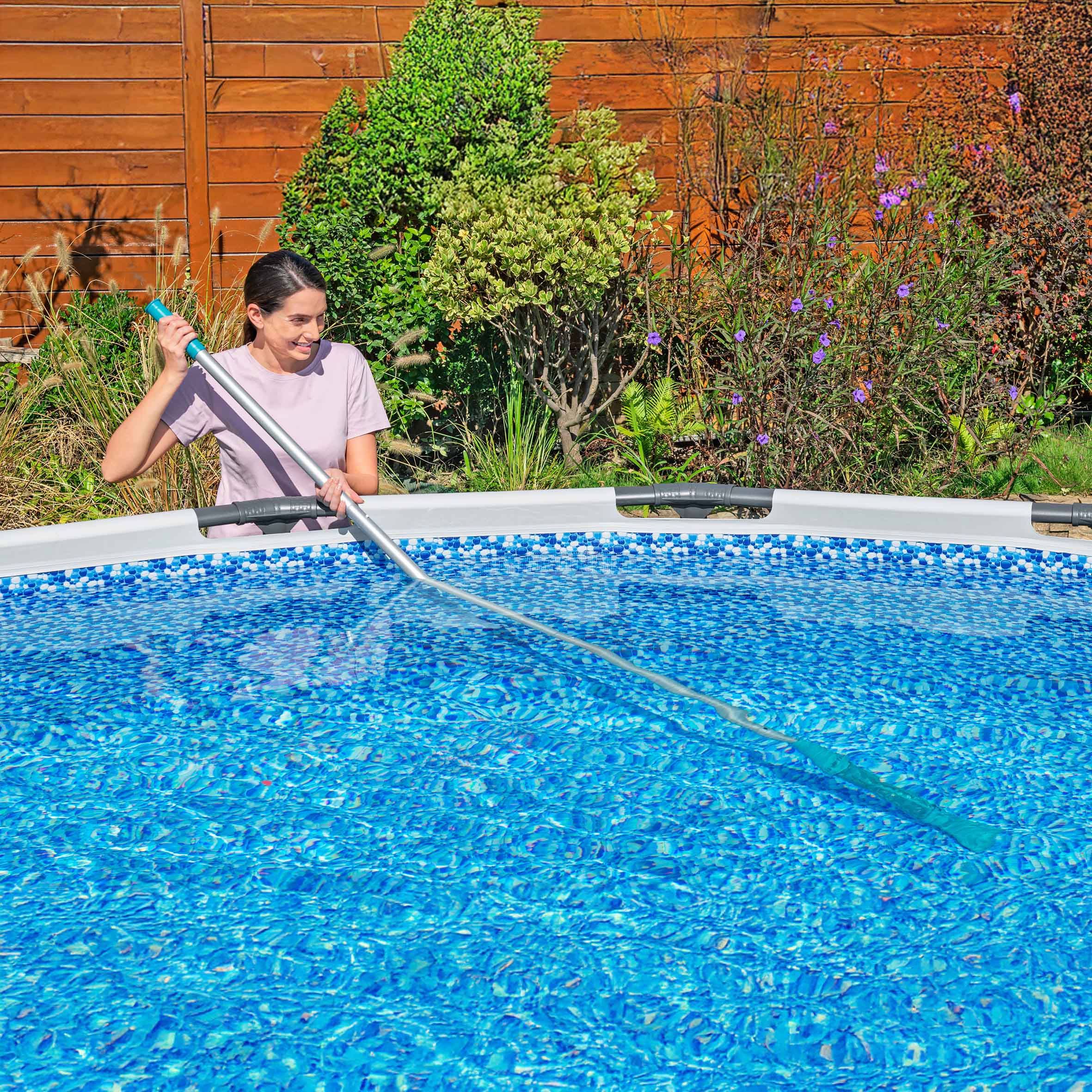 Bestway Poolpflege Set mit Akku Poolsauger für Pools bis 610 cm - 7 Teile - Pool Reinigungsset inklusive Kescher und Bürste