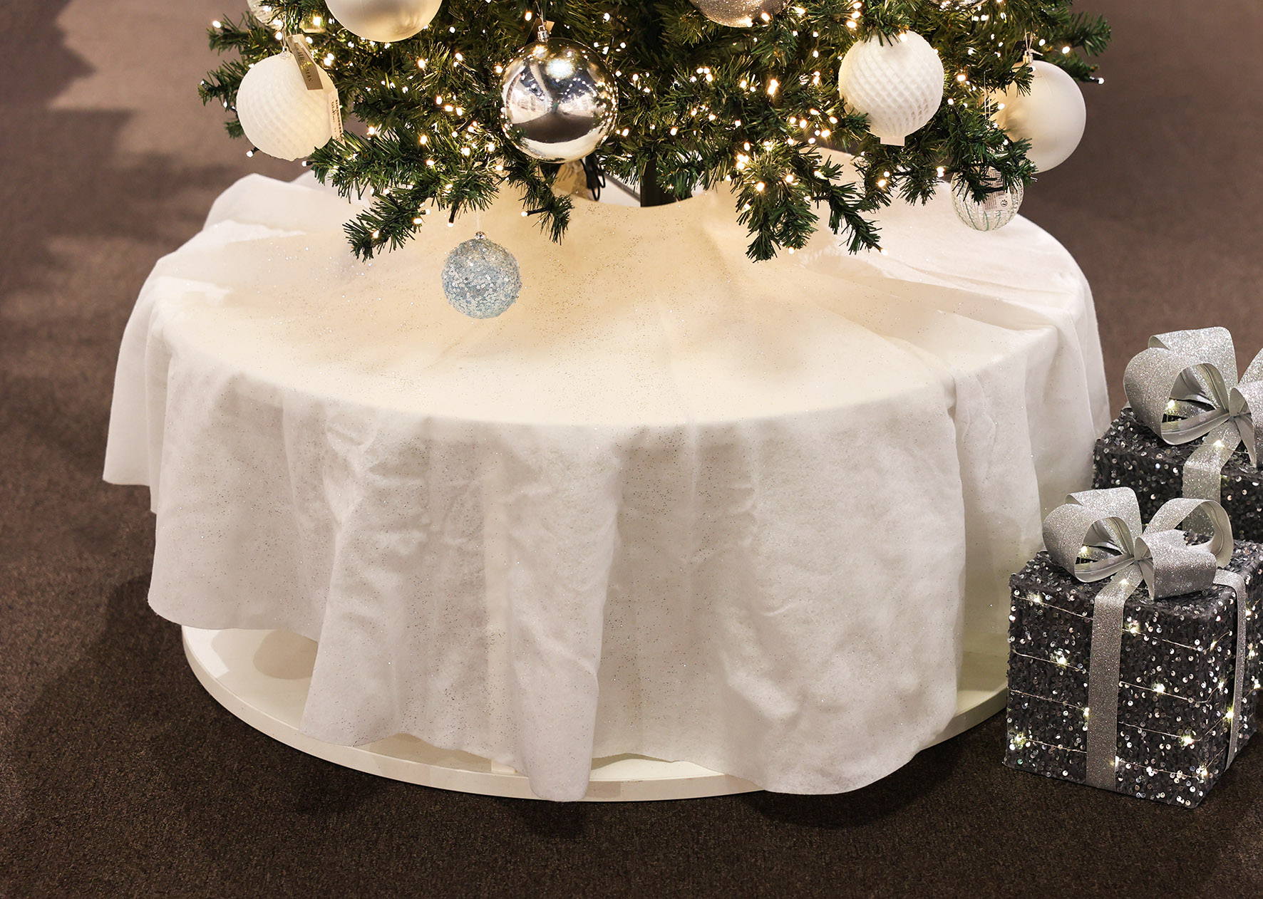 Vlies Weihnachtsbaum Decke weiß mit Glitzer - 150 cm