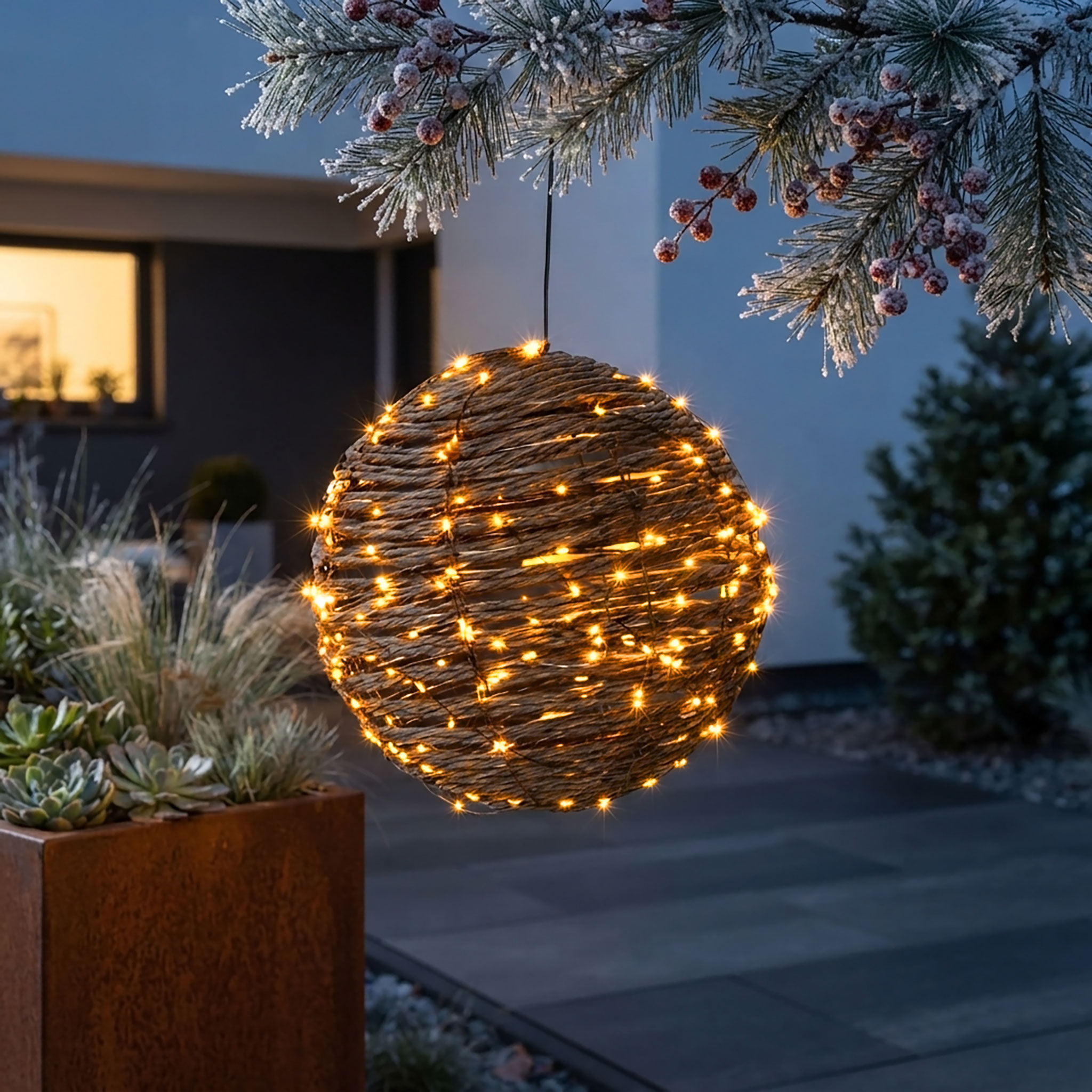 LED Rattan Leuchtball für Außen mit Timer und Twinkle-Effekt - 25 cm - Leuchtkugel mit 300 flashing LEDs in extra warm weiß