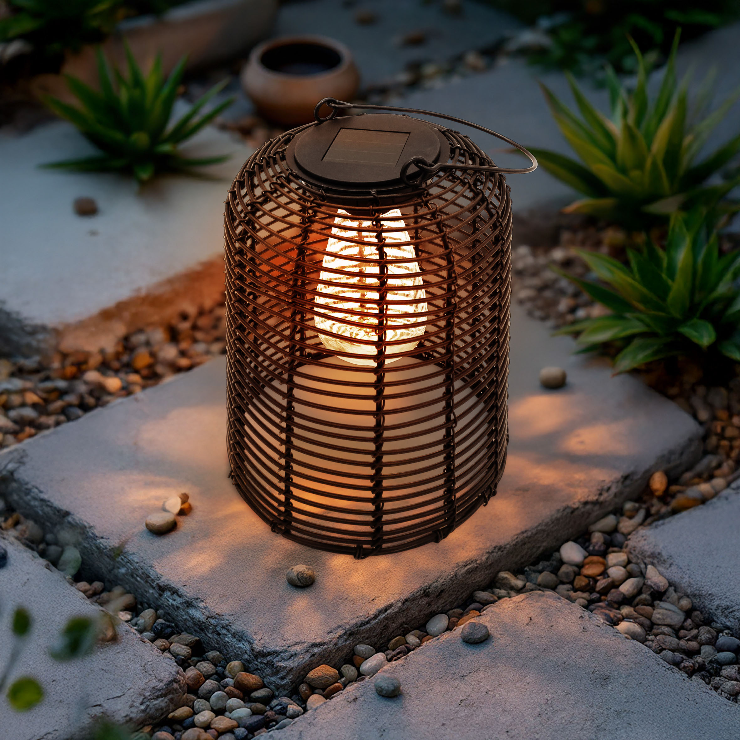 Solar Hängeleuchte in Rattan Optik schwarz mit LED Glühbirne - 20 x 16 cm - Deko Gartenlaterne zum Hängen warm weiß beleuchtet