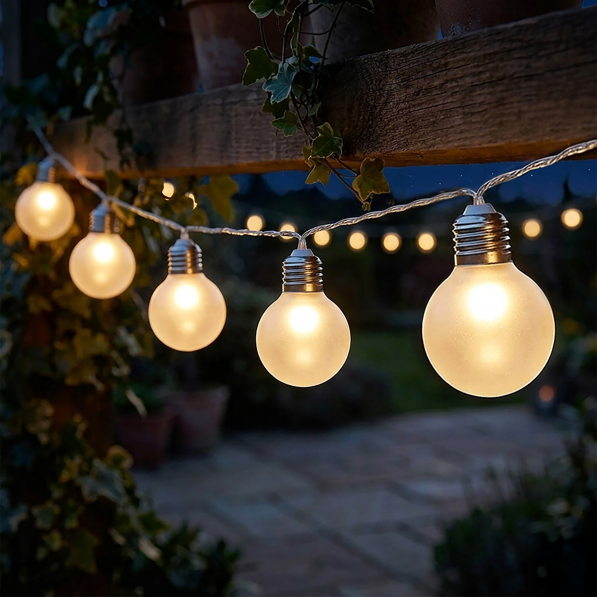 Lichterkette mit 8 LED Glühbirnen für Außen und Innen batteriebetrieben - 110 cm - Garten Dekobeleuchtung mit transparenten Lampen