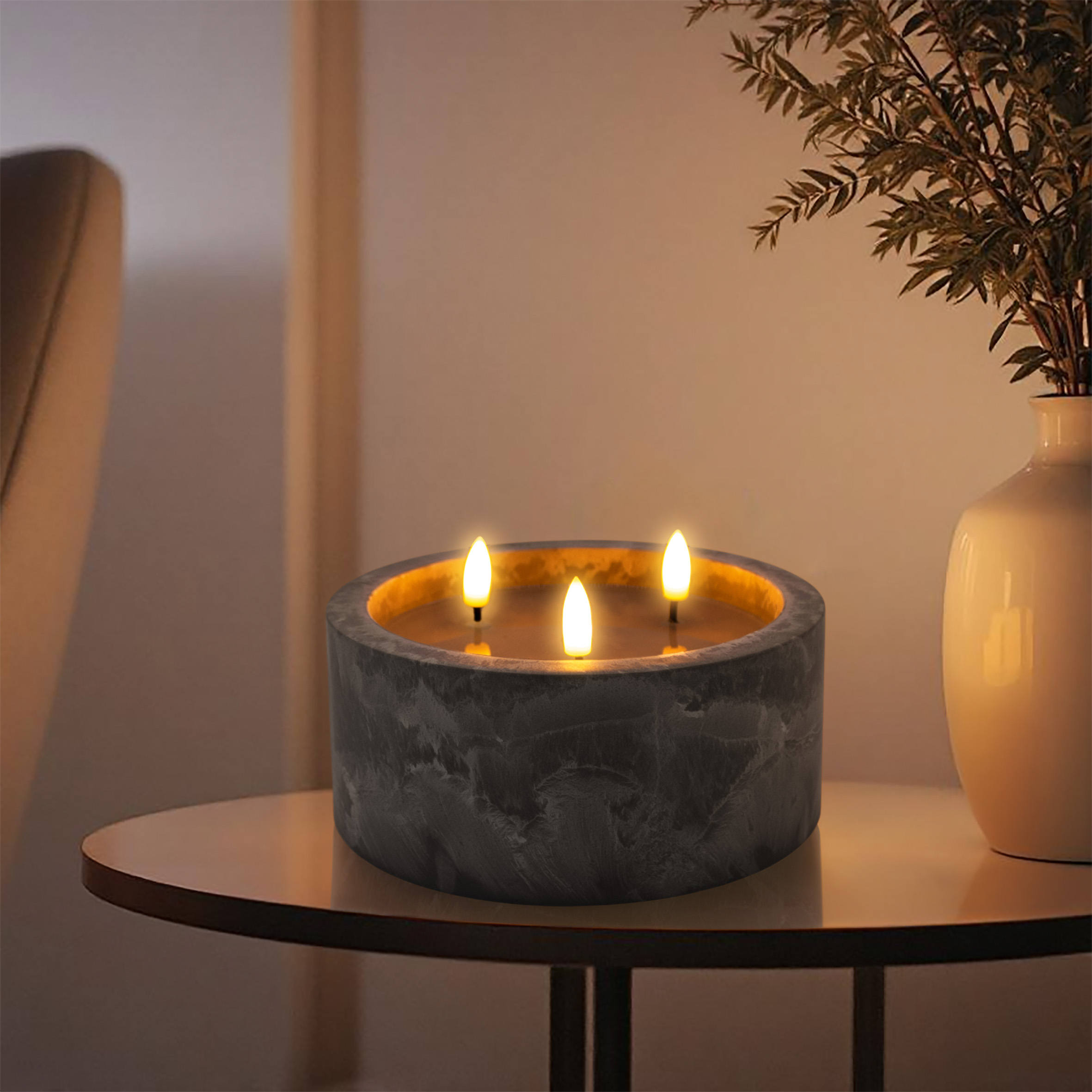 LED 3-Docht Kerze in Beton Optik mit Timer batteriebetrieben - 15 x 8 cm - Künstliche Kerze im Keramik Gefäß mit 3 Flammen in warm weiß