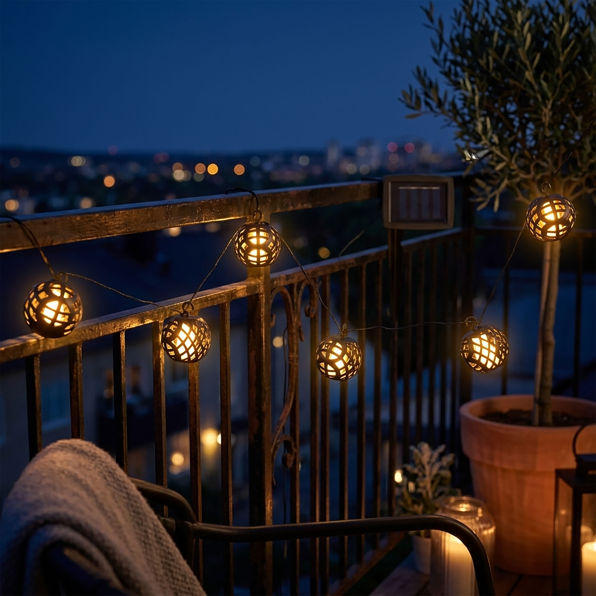 Solar Lichterkette 6 runde Lampions schwarz mit Flammen Effekt - 300 cm - LED Garten Dekobeleuchtung mit Flackereffekt