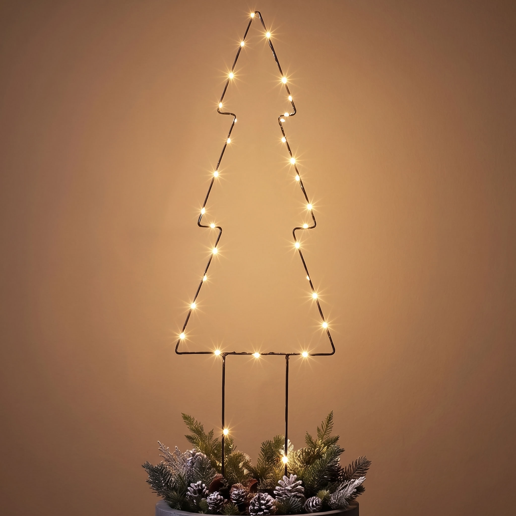 Metall Tanne Gartenstecker schwarz 50 LED mit Timer - 60 cm - Weihnachts Beetstecker warm weiß beleuchtet batteriebetrieben mit Erdspieß