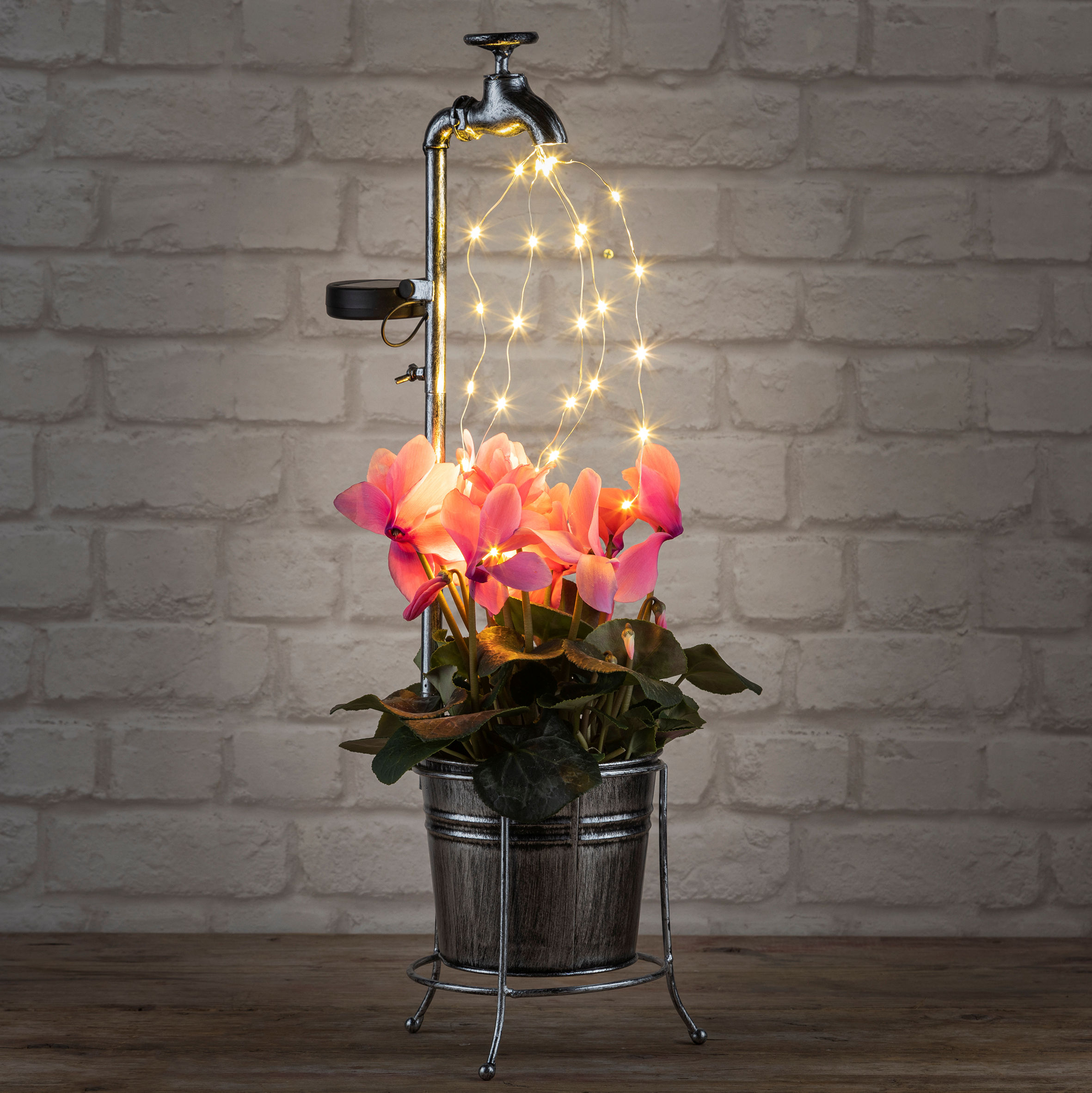 LED Solar Deko Wasserhahn mit Blumentopf - 60 x 17 cm - Garten Beleuchtung mit 30 LED in warm weiß - inklusive Pflanztopf mit Halter