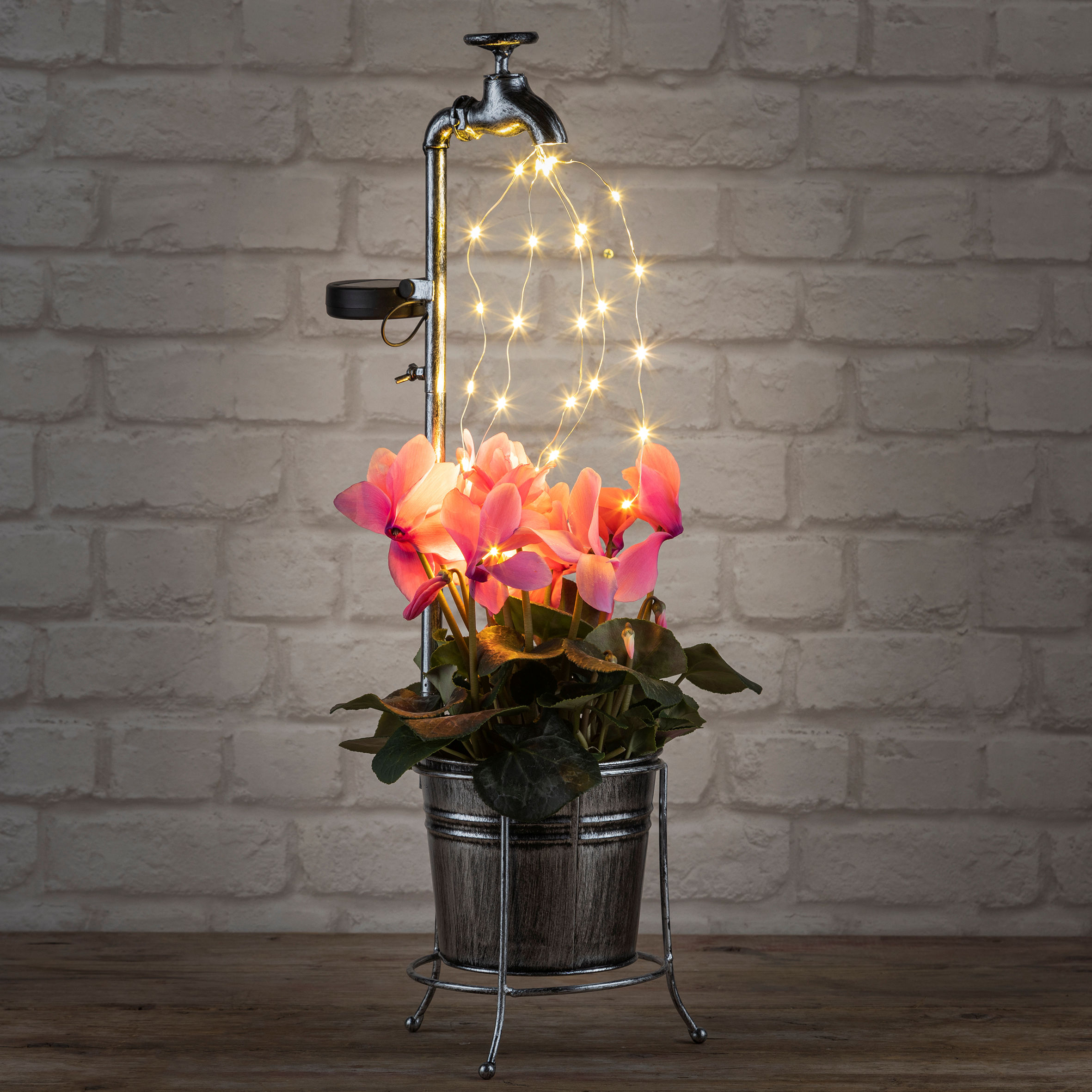 LED Solar Deko Wasserhahn mit Blumentopf - 60 x 17 cm