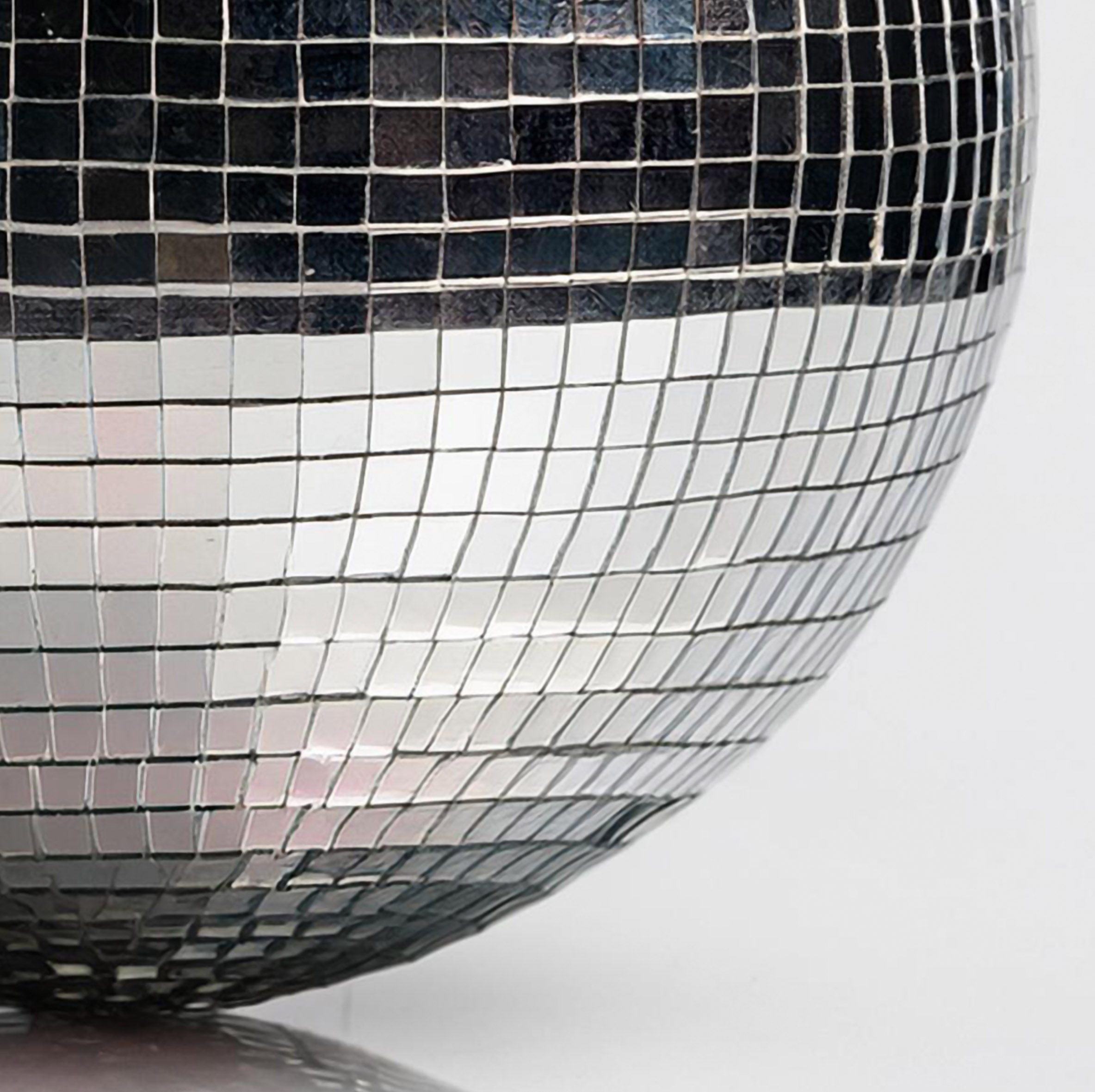 Discokugel mit Haken zum Aufhängen - Ø 25 cm - Spiegelkugel mit Echtglas Facetten in Silber