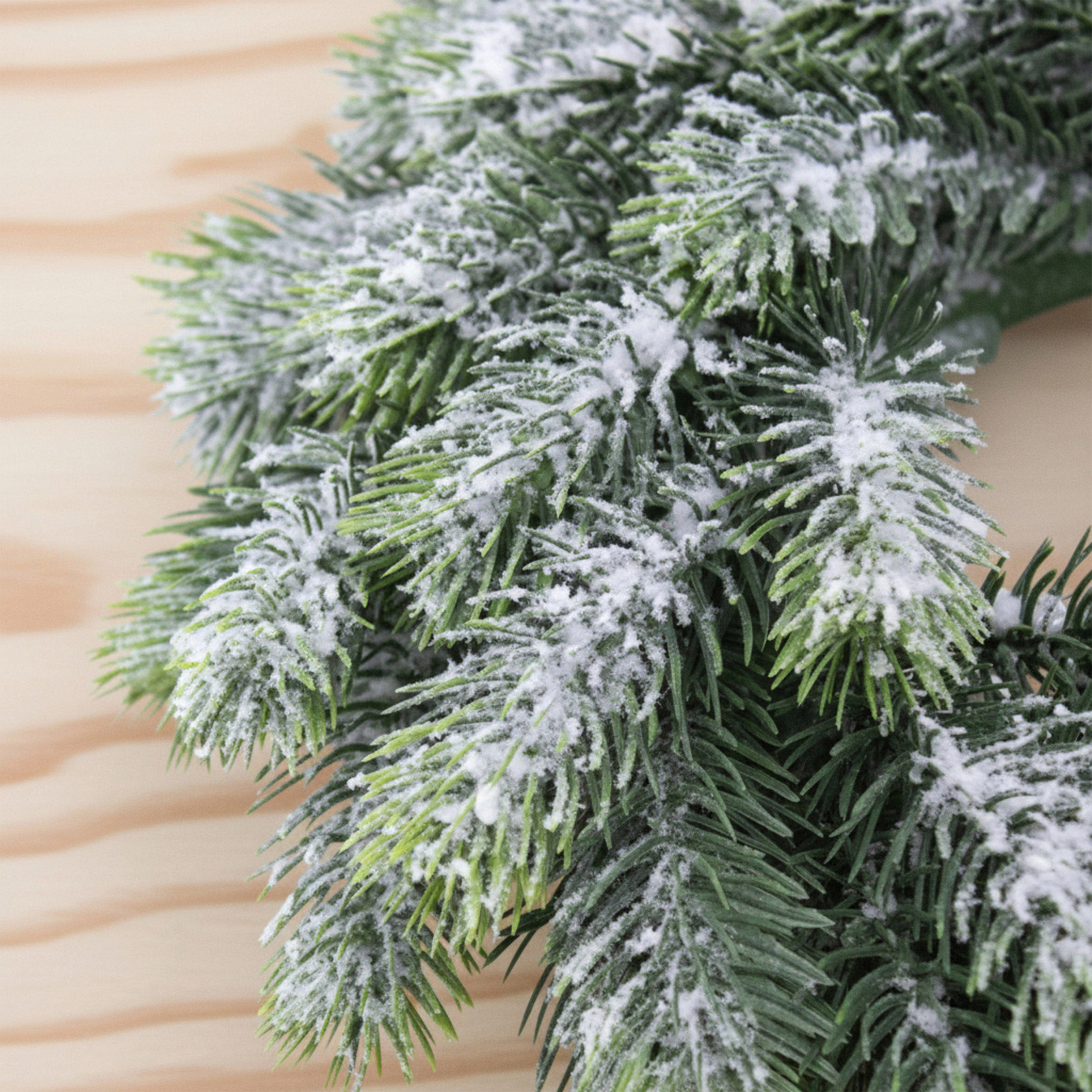 Künstlicher Spritzguss Tannenkranz mit Kunstschnee halbgebunden - 37 cm - Weihnachts Türkranz mit naturgetreuen Kunst Tannenspitzen