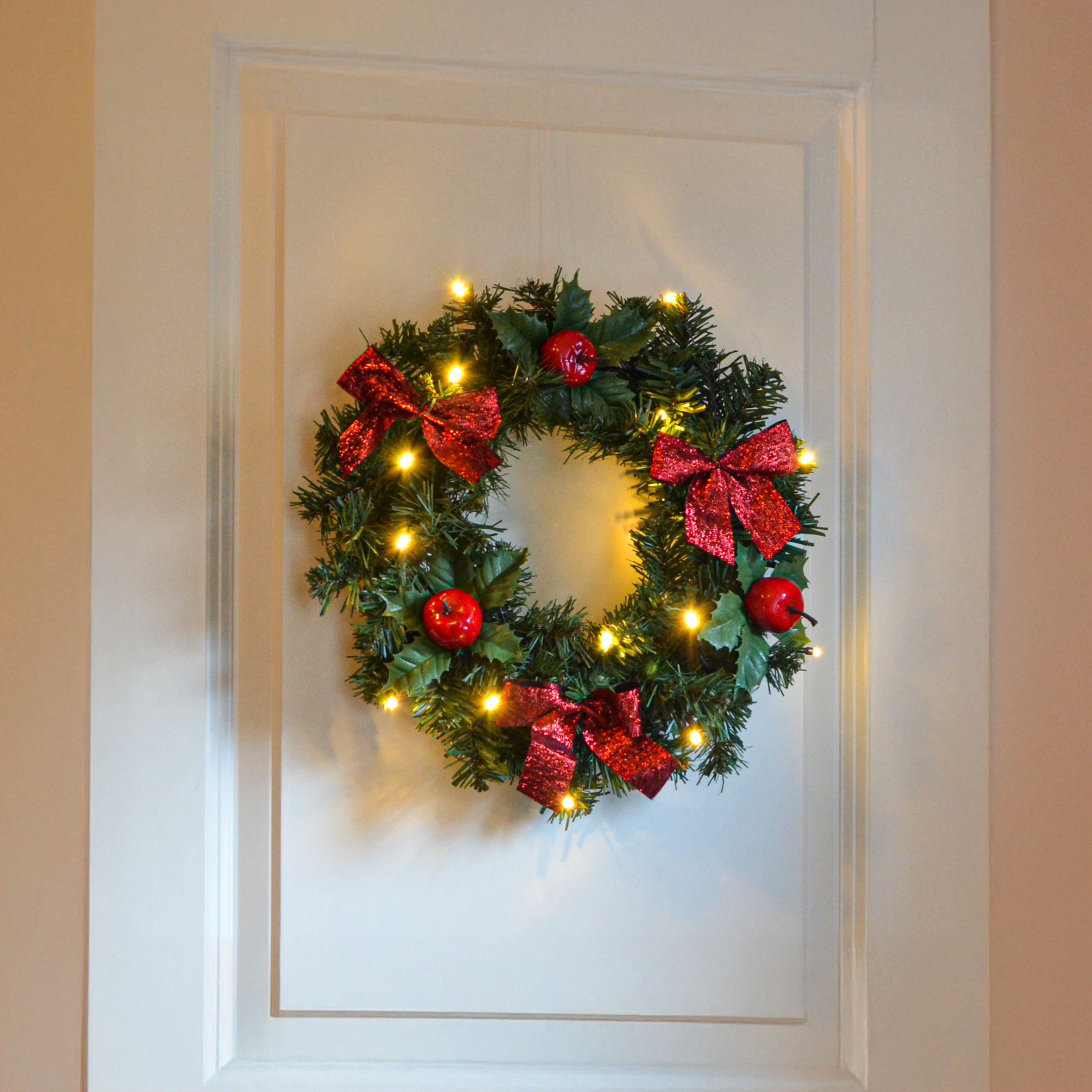 LED Kunst Tannenkranz grün warm weiß beleuchtet mit Timer - Ø 28 cm - Weihnachtskranz mit Dekoration Batterie betrieben