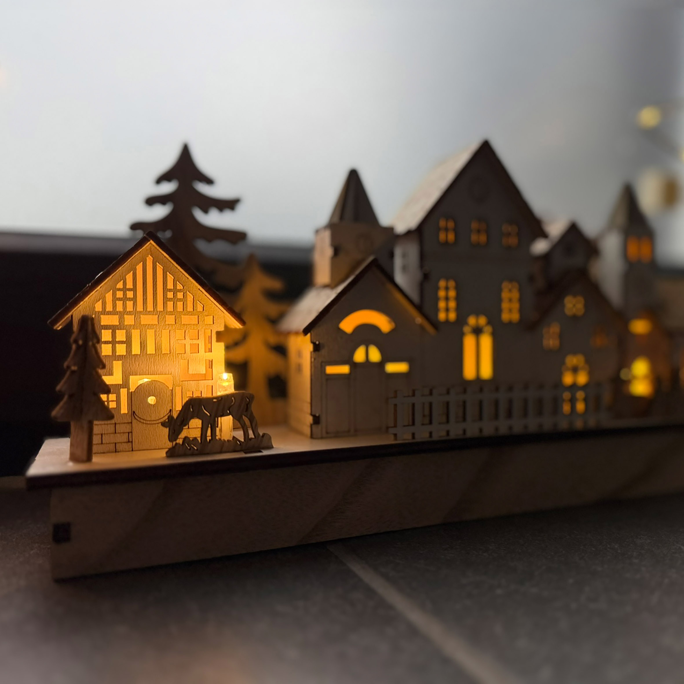 LED Holz Winterstadt Aufsteller warm weiß beleuchtet - 30 x 14 cm - Weihnachtsdorf Szene Tischdekoration Batterie betrieben