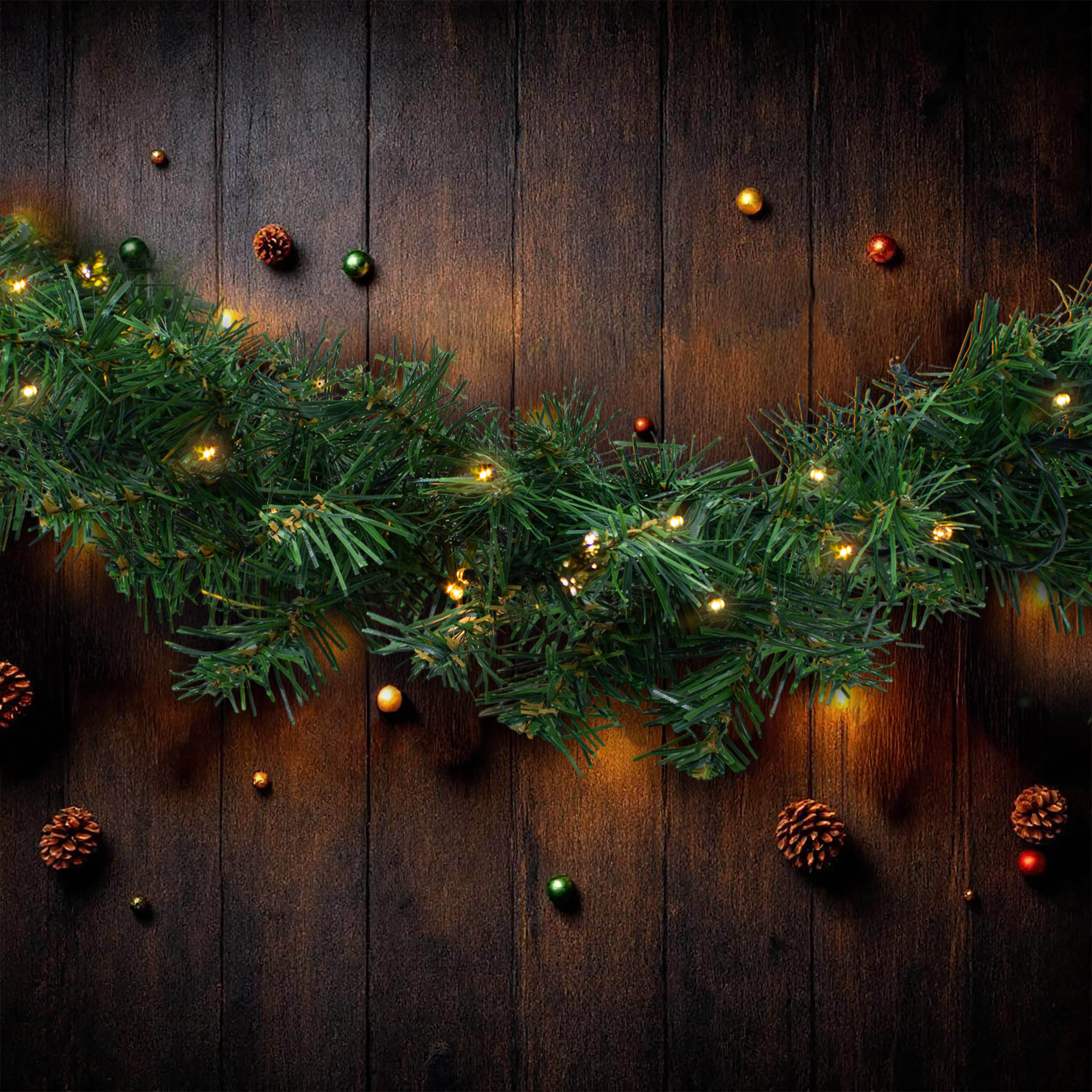 Weihnachtsgirlande grün mit 100 LED Lichterkette batteriebetrieben für Außen - 810 cm - Künstliche Tannengirlande beleuchtet mit Timer