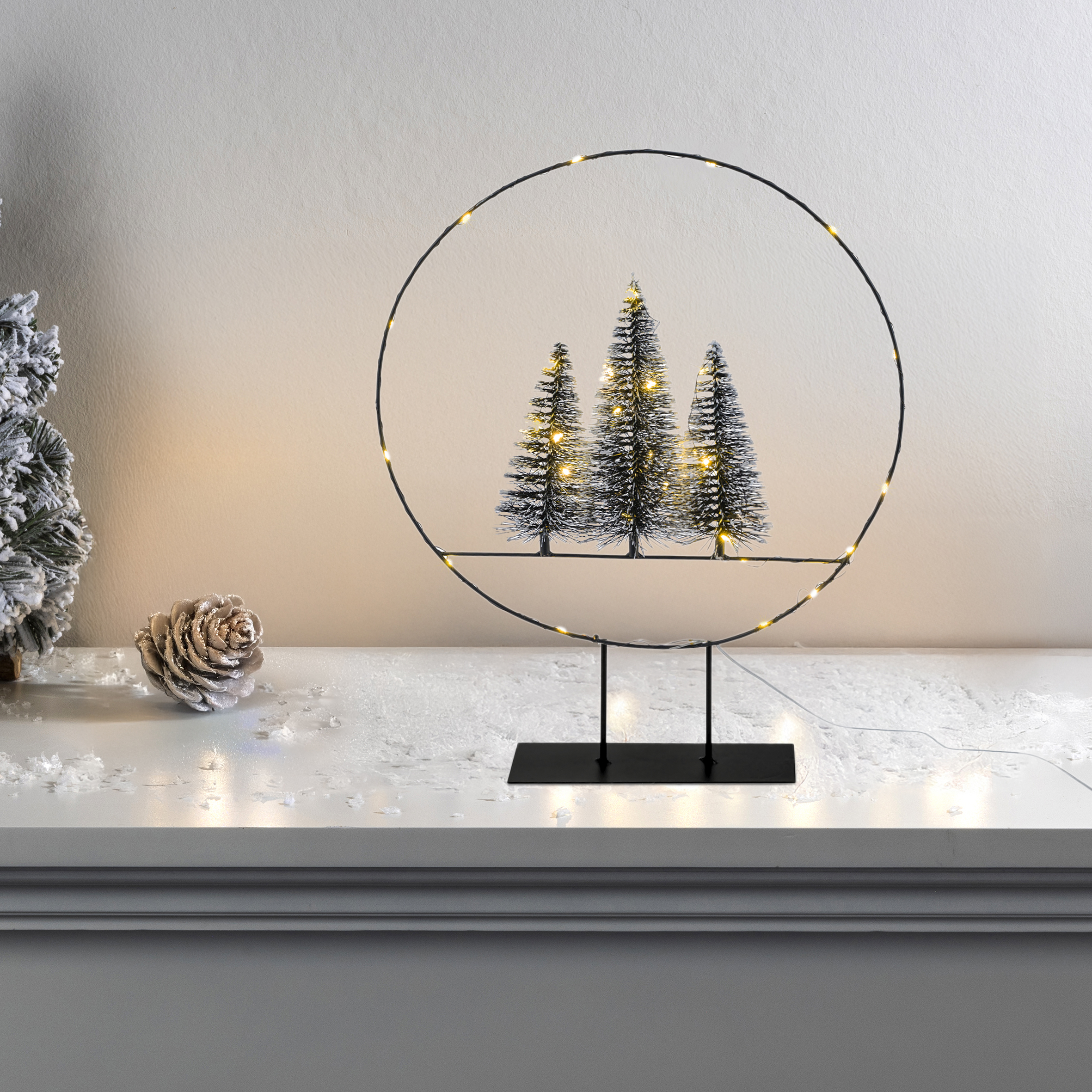 LED Dekoring mit Tannen und Schnee - 35 cm - Deko Aufsteller mit 30 LED beleuchtet mit Timer