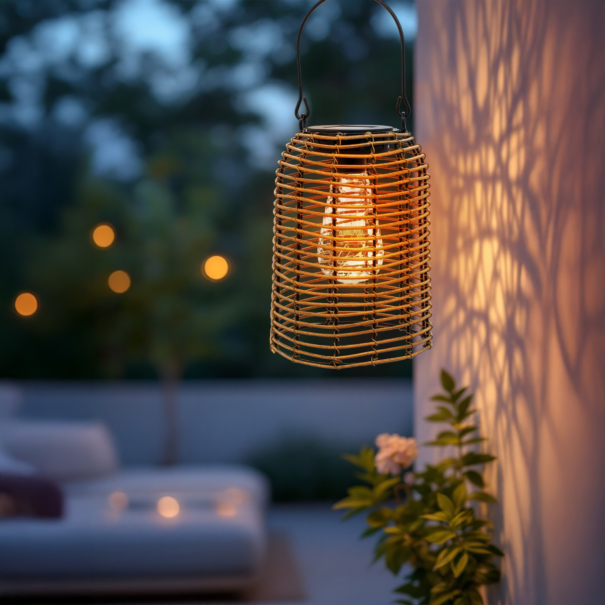Solar Hängeleuchte in Rattan Optik natur mit LED Glühbirne - 20 x 16 cm - Deko Gartenlaterne zum Hängen warm weiß beleuchtet