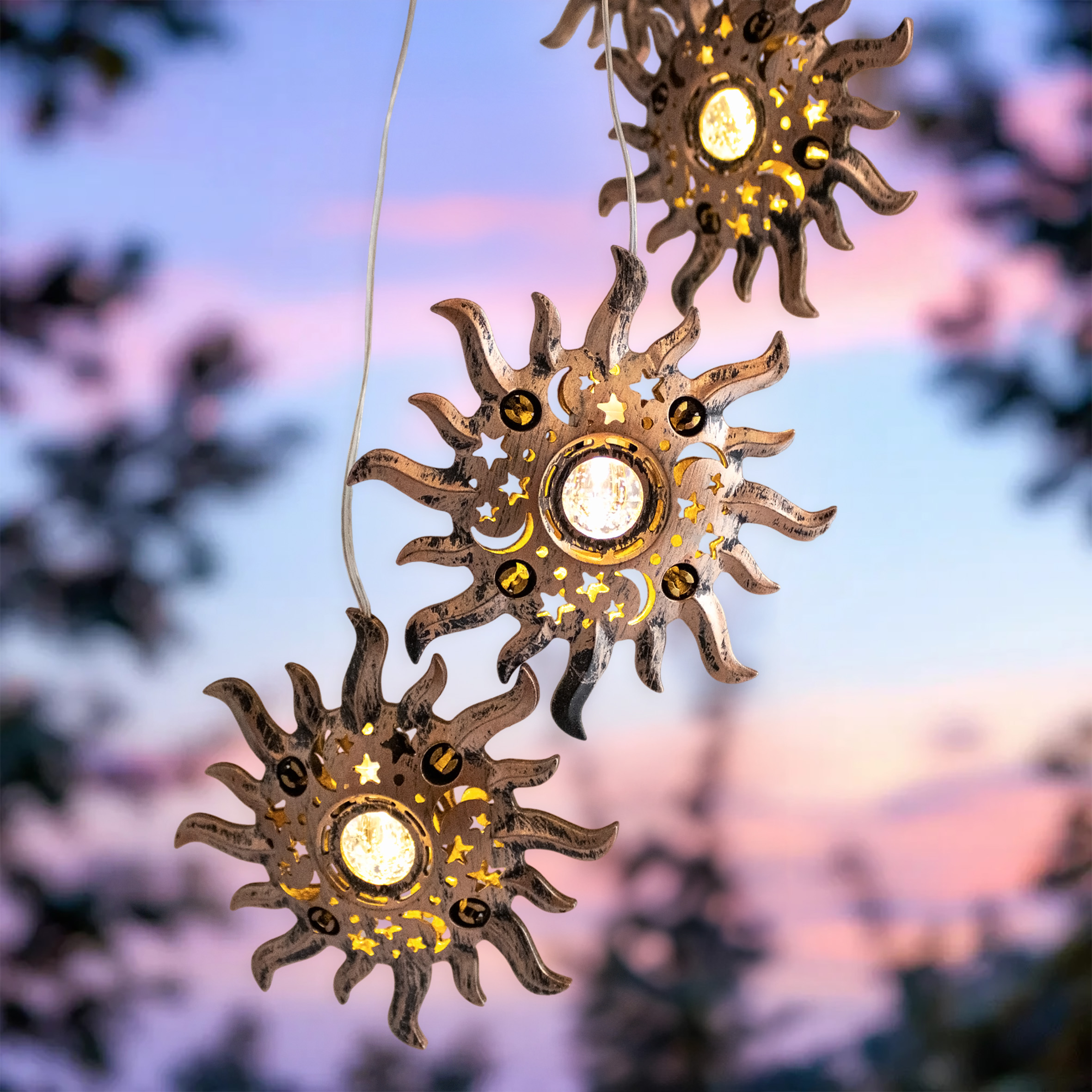 Solar LED Windspiel 4 Metall Klangstäben - 75 cm - Lichtspiel mit 6 beleuchteten Sonnen in warm weiß