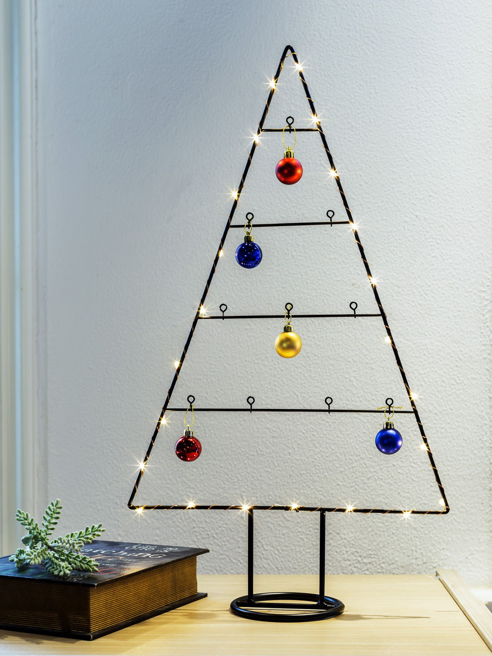 LED Metall Tannenbaum - 35 cm / inkl. 5 Kugeln - Weihnachtsbaum Aufsteller zum selbst dekorieren