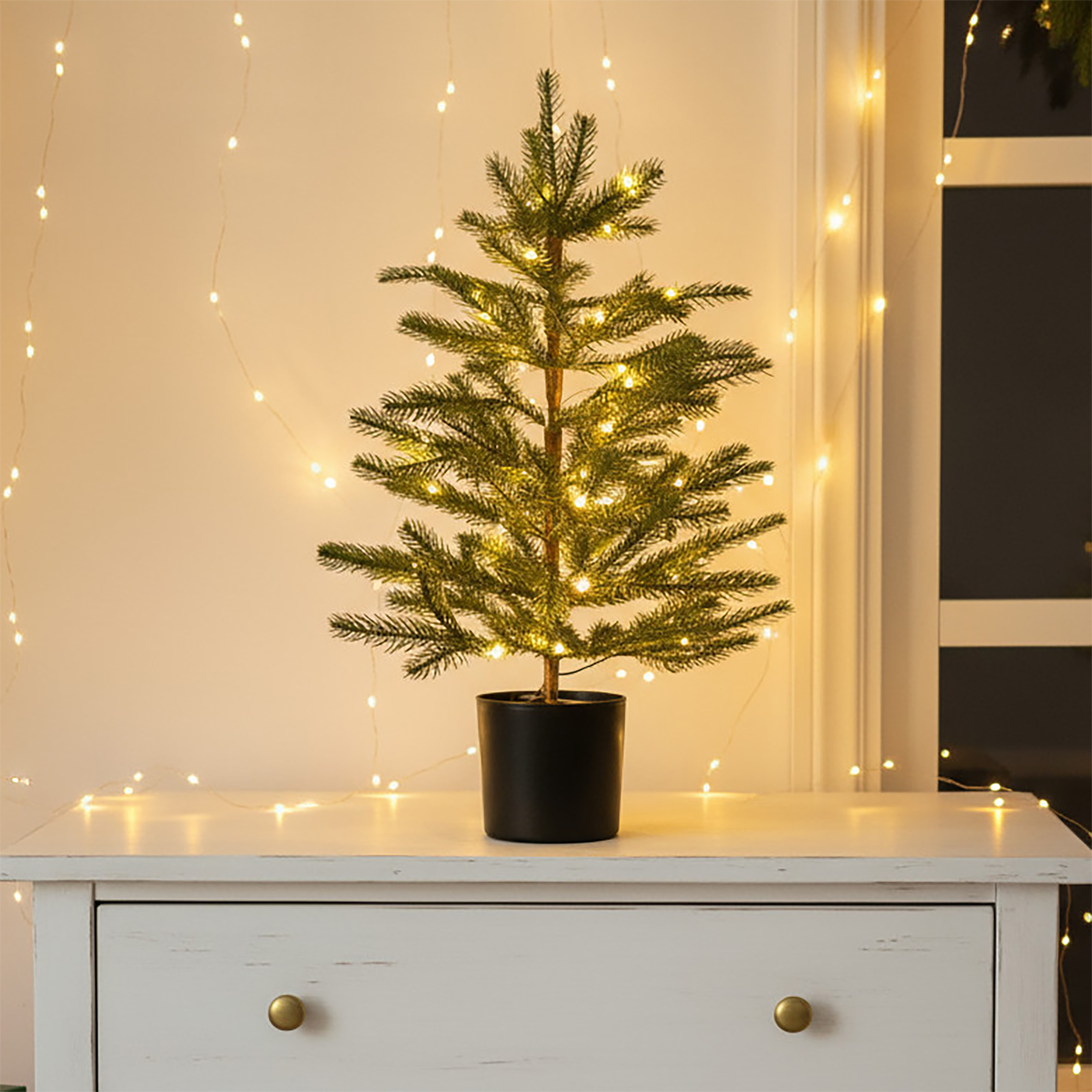 Künstlicher Weihnachtsbaum im Topf 60 cm mit Lichterkette batteriebetrieben - 30 LED - Deko Tannenbaum im Blumentopf warm weiß beleuchtet mit Timer