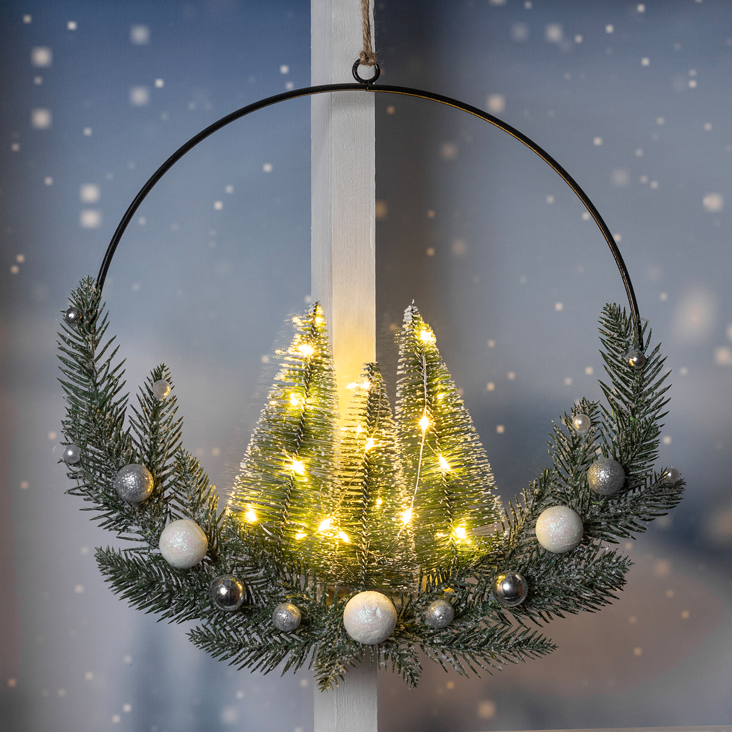 LED Metall Dekoring mit Tannen und Weihnachtskugeln - 30 cm