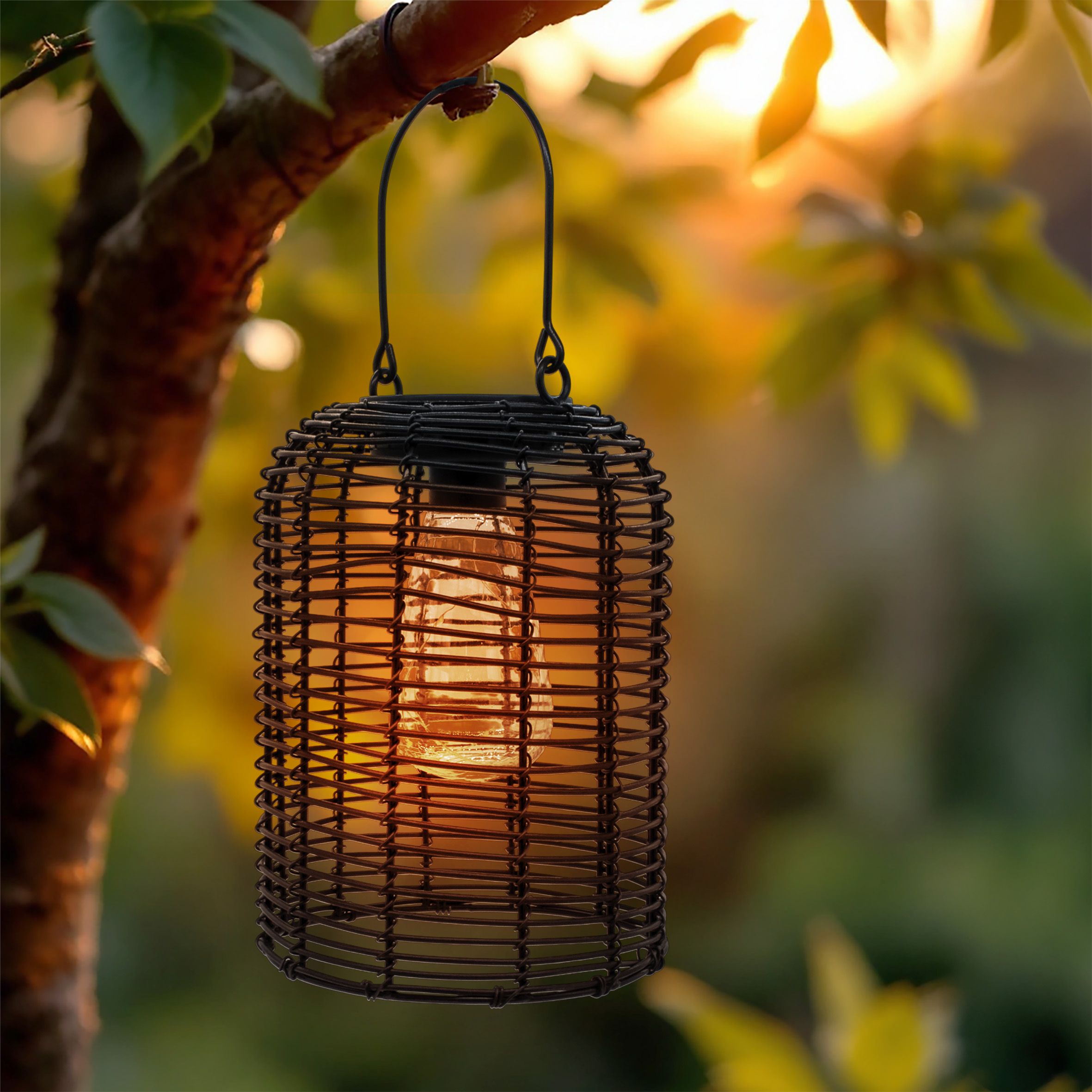 Solar Hängeleuchte in Rattan Optik schwarz mit LED Glühbirne - 20 x 16 cm - Deko Gartenlaterne zum Hängen warm weiß beleuchtet