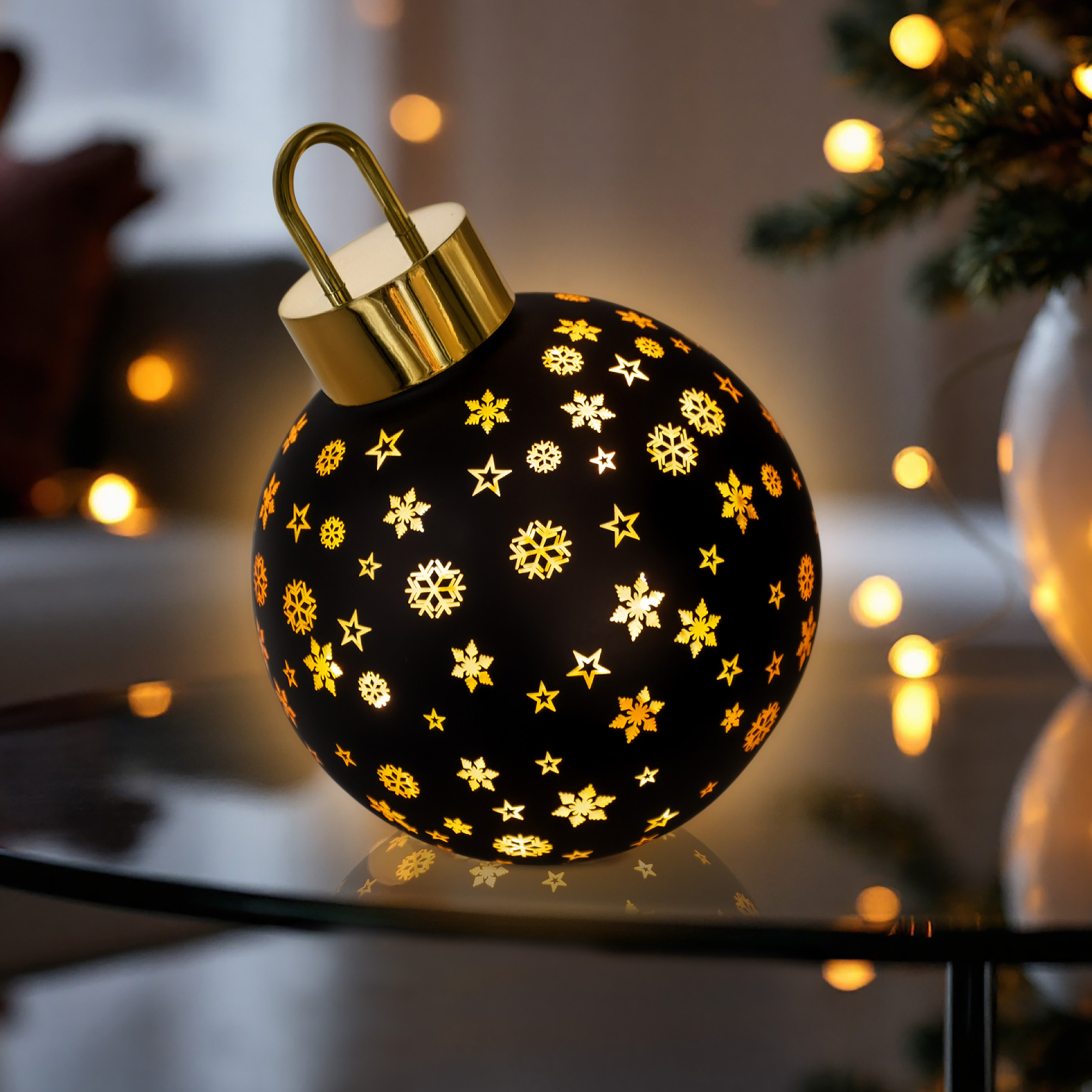 LED Weihnachtskugel zum Stellen matt schwarz mit Timer Batterie betrieben - 15 cm - Glaskugel warm weiß beleuchtet 1 Stück Leuchtkugel mit Zufallsmotiv