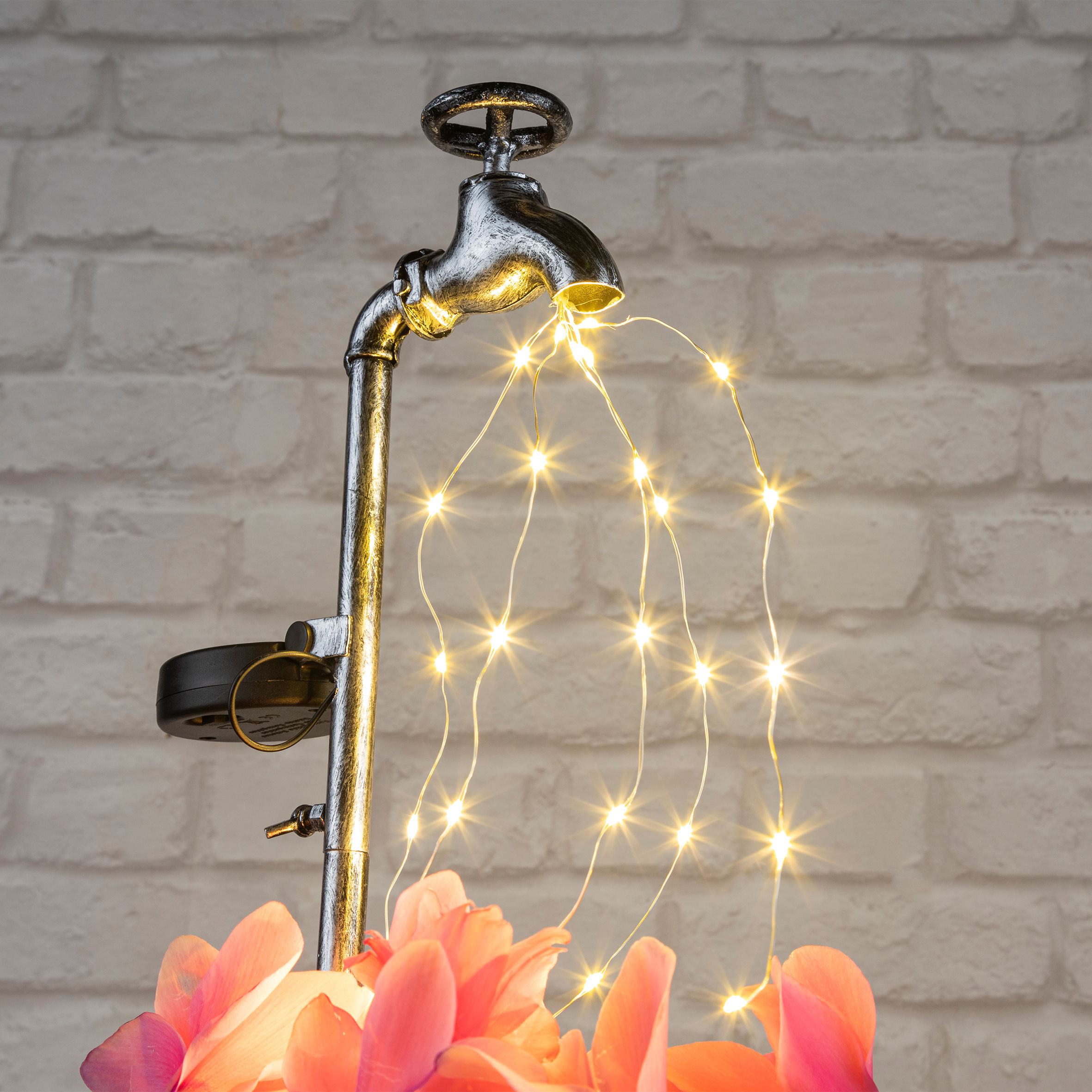 LED Solar Deko Wasserhahn mit Blumentopf - 60 x 17 cm - Garten Beleuchtung mit 30 LED in warm weiß - inklusive Pflanztopf mit Halter