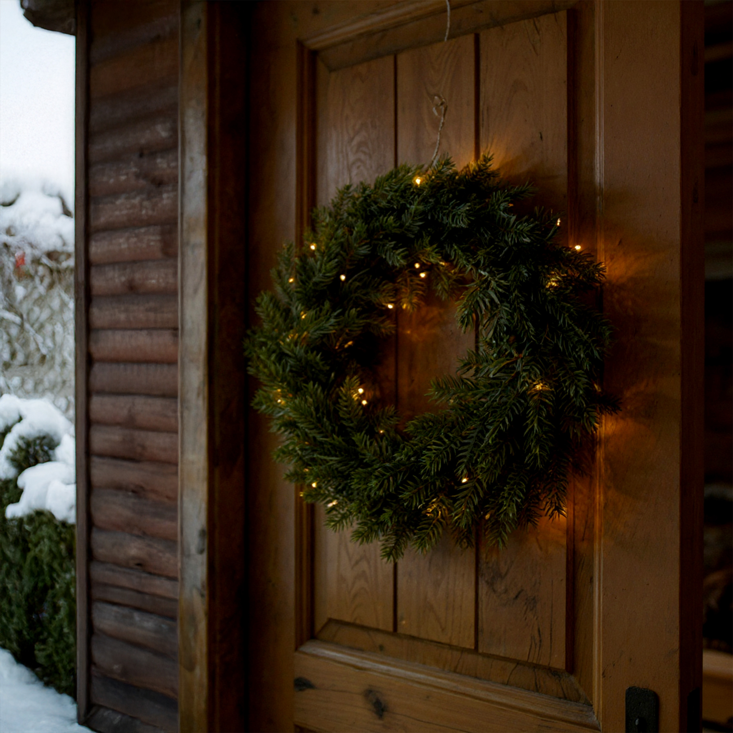 Kunst Tannenkranz 40 cm warm weiß beleuchtet für Außen mit Timer - 49 LED - Adventskranz halbgebunden aus Spritzguss mit Beleuchtung batteriebetrieben