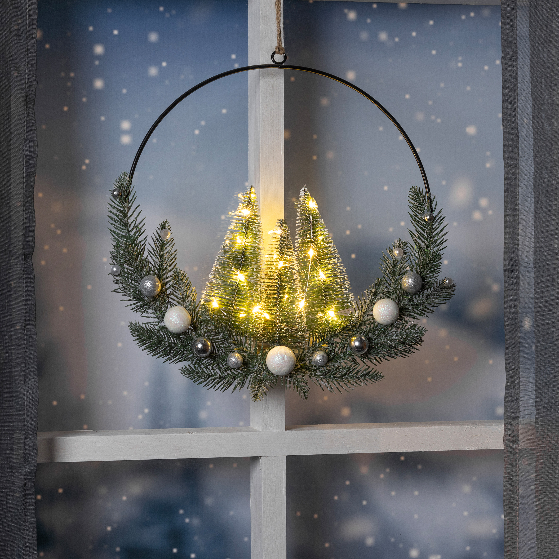 LED Metall Dekoring mit Tannen und Weihnachtskugeln - 30 cm