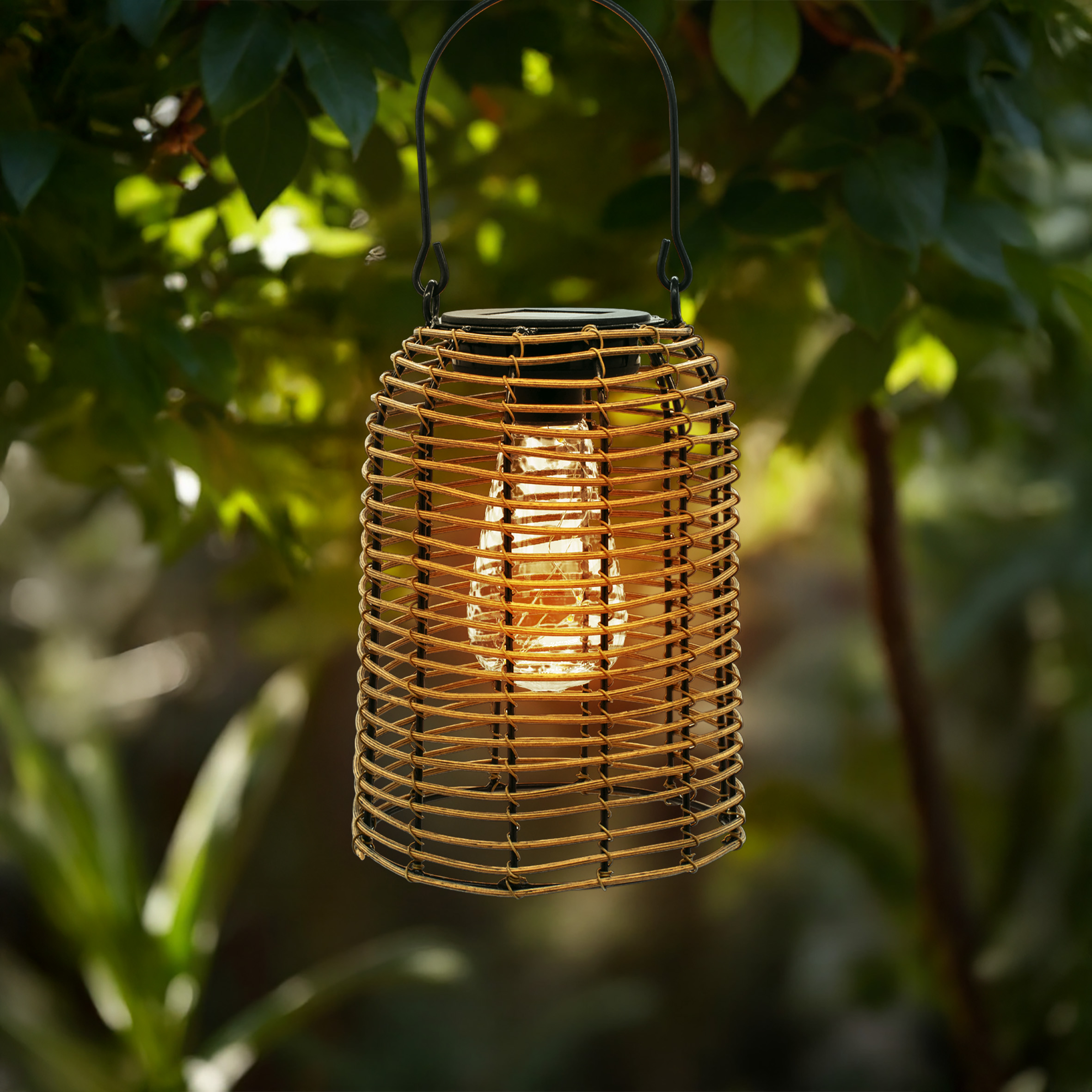 Solar Hängeleuchte in Rattan Optik natur mit LED Glühbirne - 20 x 16 cm - Deko Gartenlaterne zum Hängen warm weiß beleuchtet