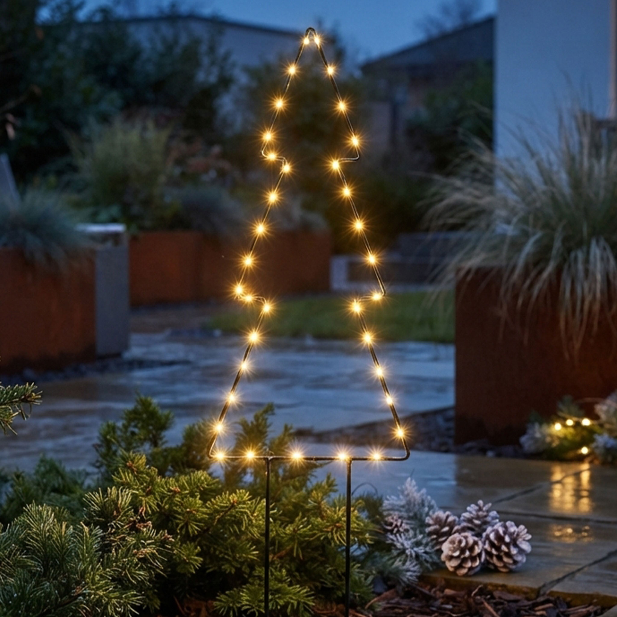 Metall Tanne Gartenstecker schwarz 50 LED mit Timer - 60 cm - Weihnachts Beetstecker warm weiß beleuchtet batteriebetrieben mit Erdspieß