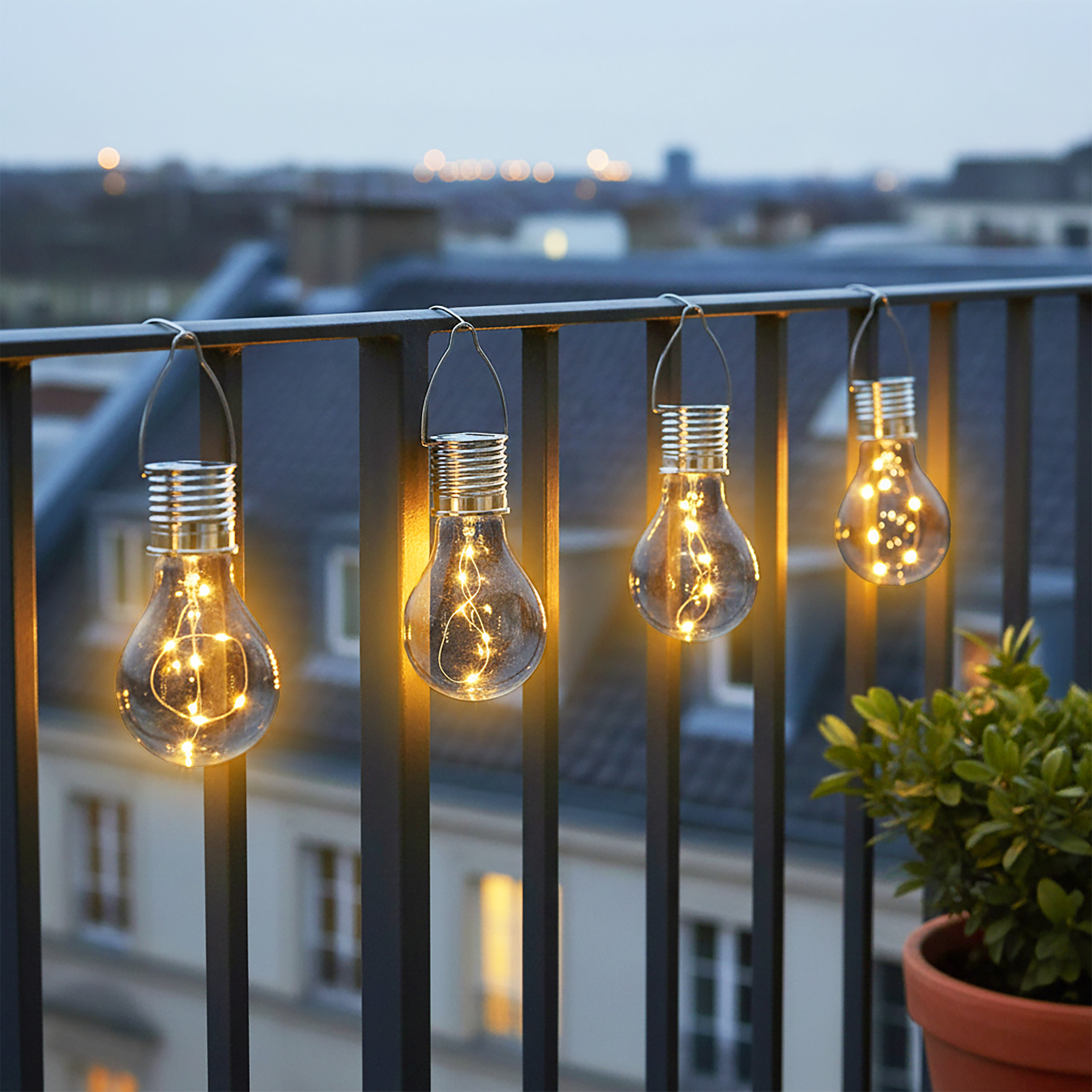 Solar Glühbirne aus Kunststoff 4er Set 15 cm - transparent - LED Dekolampe wetterfest zum aufhängen im Außenbereich geeignet