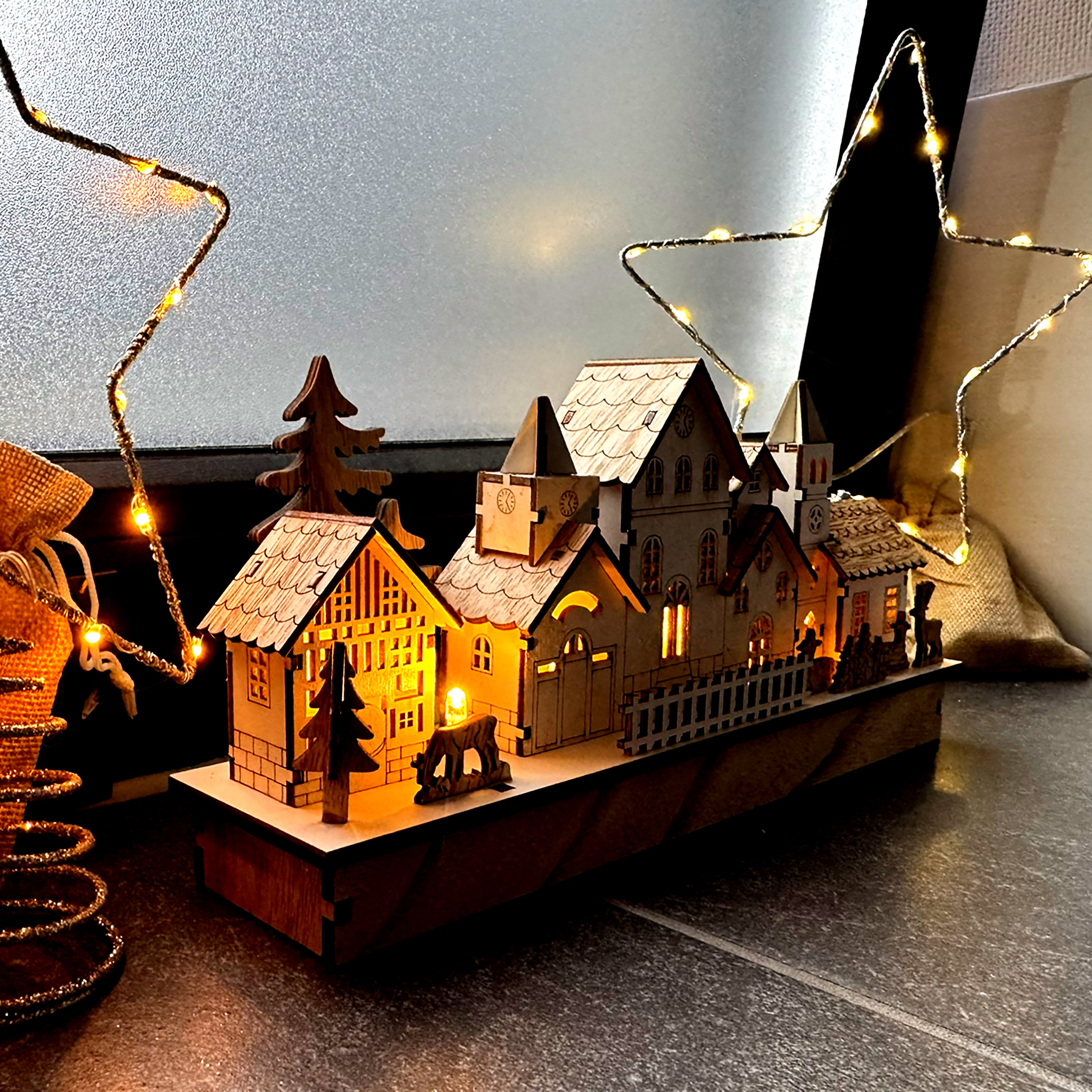 LED Holz Winterstadt Aufsteller warm weiß beleuchtet - 30 x 14 cm - Weihnachtsdorf Szene Tischdekoration Batterie betrieben