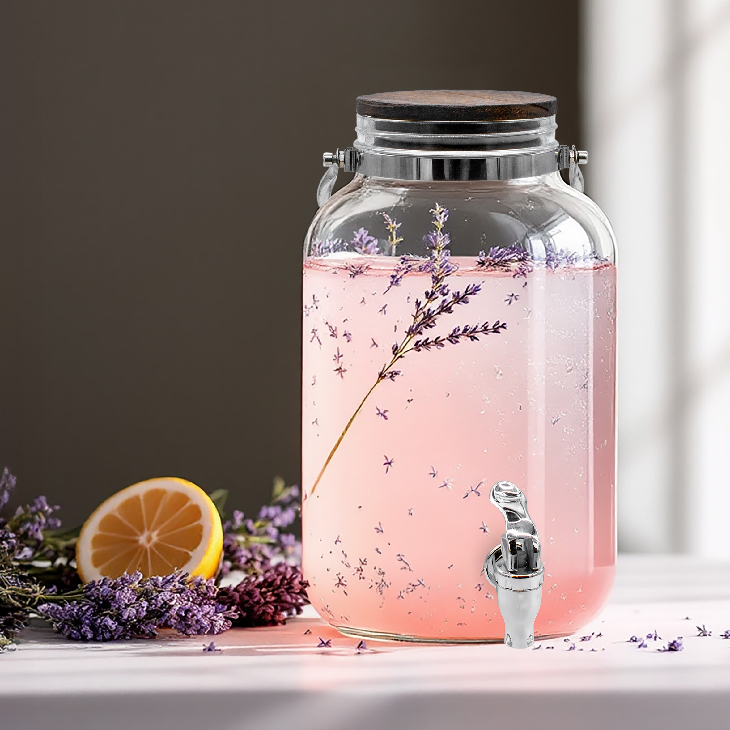 Getränkespender mit Zapfhahn und luftdichtem Holzdeckel - 6 Liter - Glas Wasserspender mit Tragegriff aus Metall