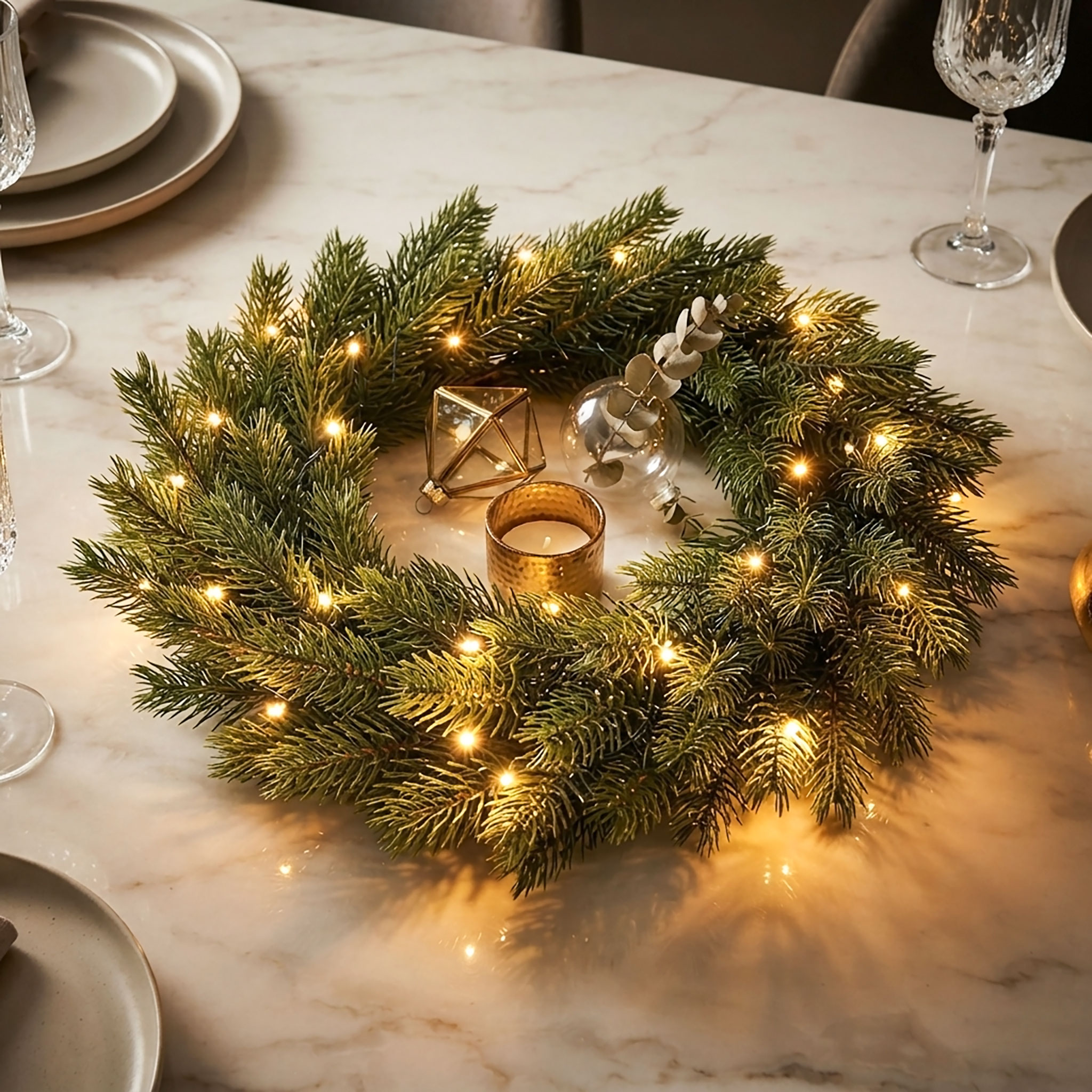 LED Spritzguss Tannenkranz batteriebetrieben mit Timer für Außen und Innen - 40 cm - Weihnachtskranz warm weiß beleuchtet mit naturgetreuen Kunst Tannenspitzen
