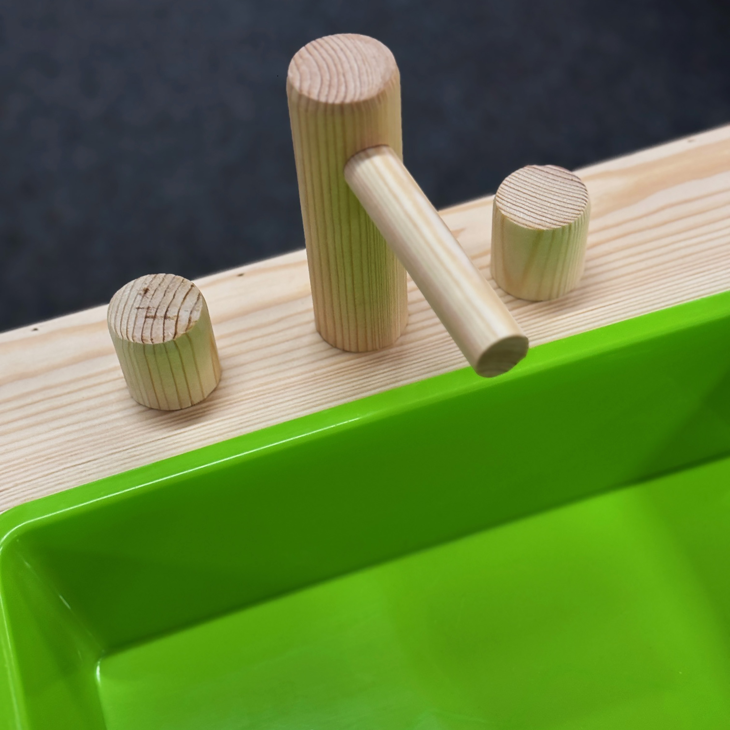 Holz Spielzeug Matschküche für Kinder - 72 cm - Spielküche mit Waschbecken und Herdplatten