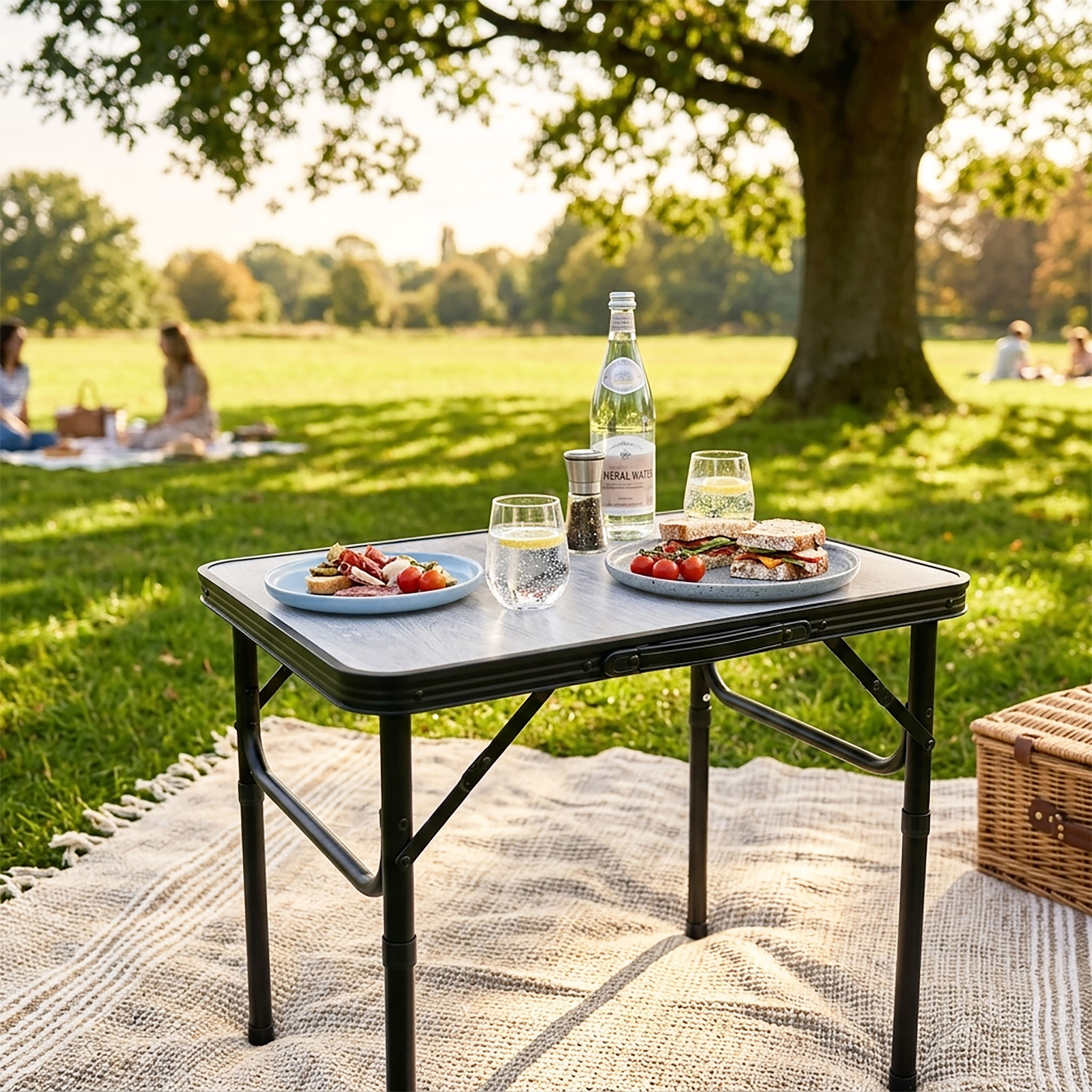 Aluminium Campingtisch in Holz Optik höhenverstellbar - 60 x 26-56 cm - Universaler Gartentisch klappbar mit Tragegriff