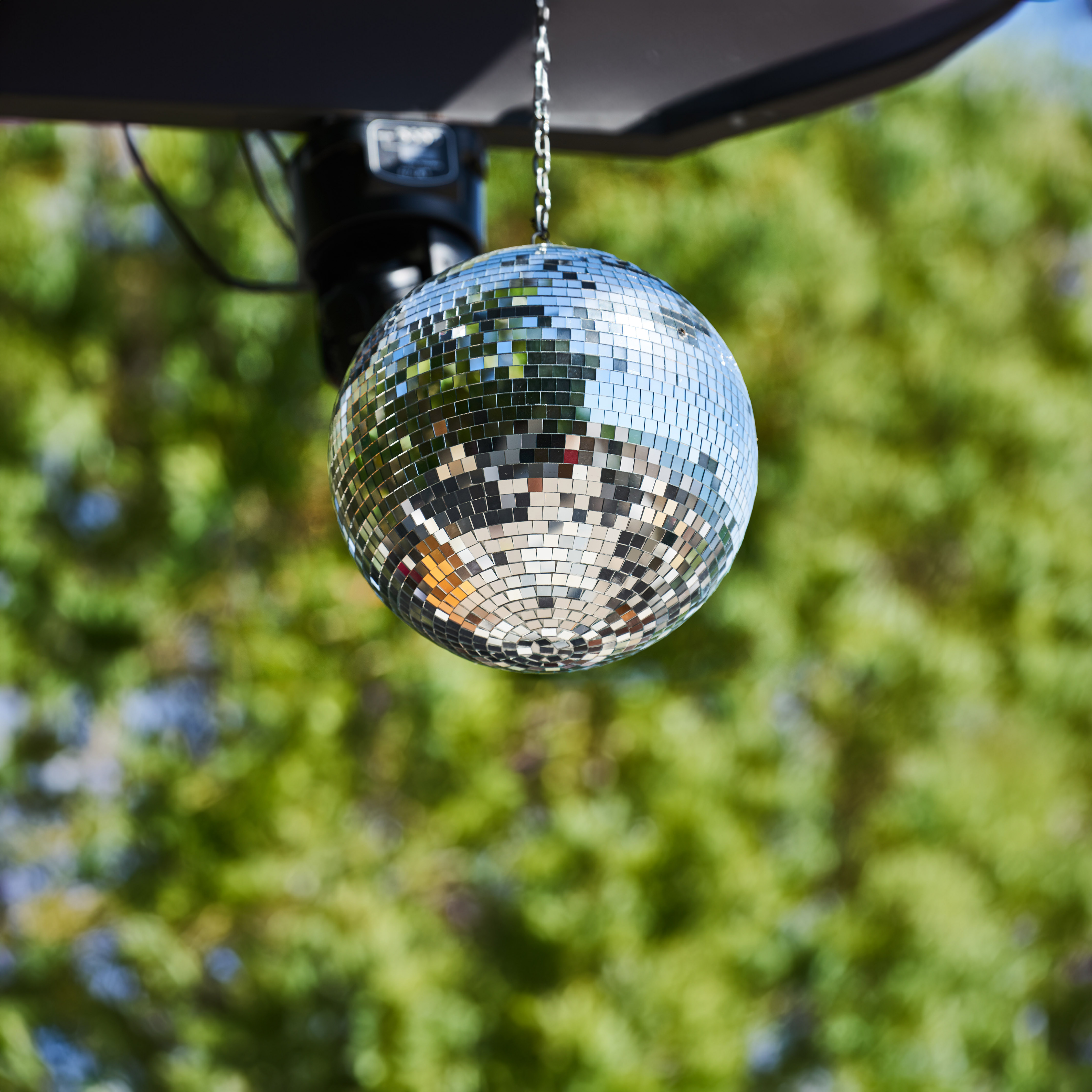 Discokugel mit Haken zum Aufhängen - Ø 25 cm - Spiegelkugel mit Echtglas Facetten in Silber
