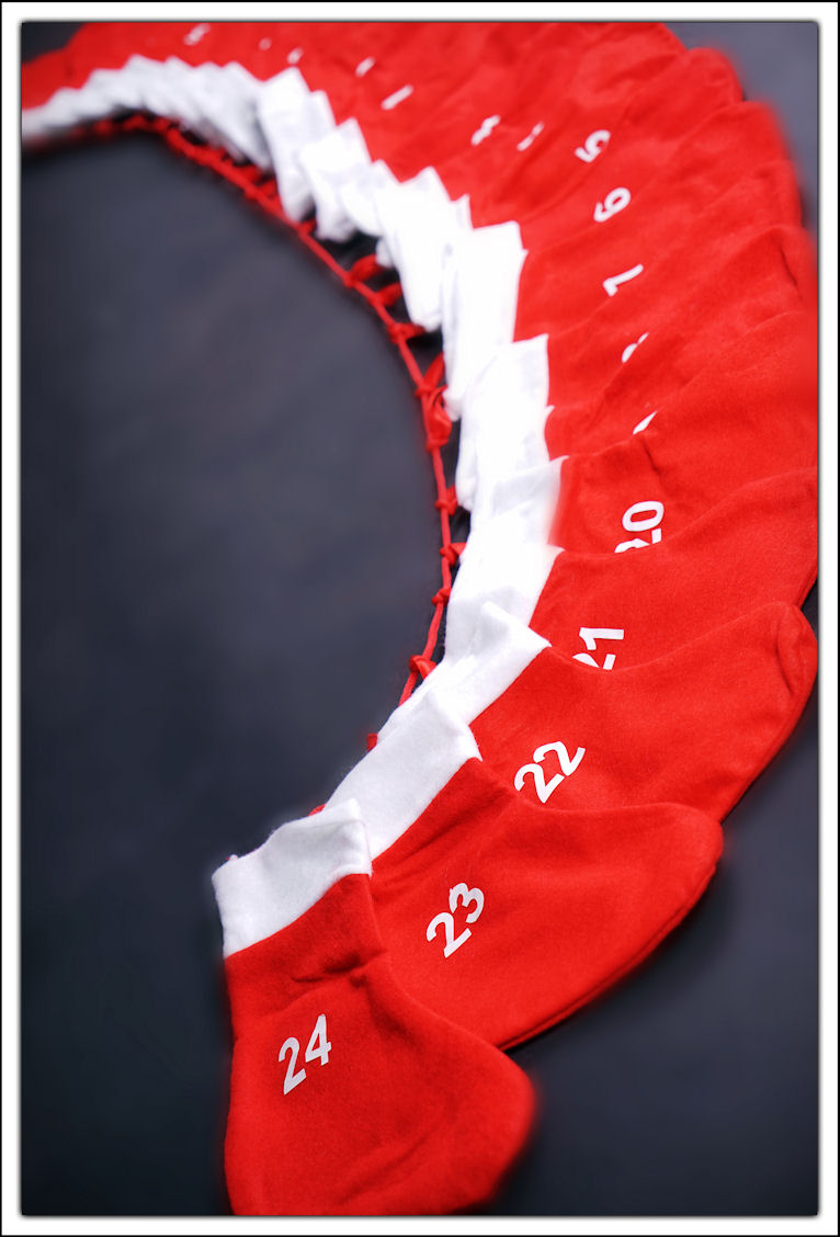 Adventskalender mit 24 Socken zum Befüllen - 195 cm - Advents Girlande Kette zum Hängen