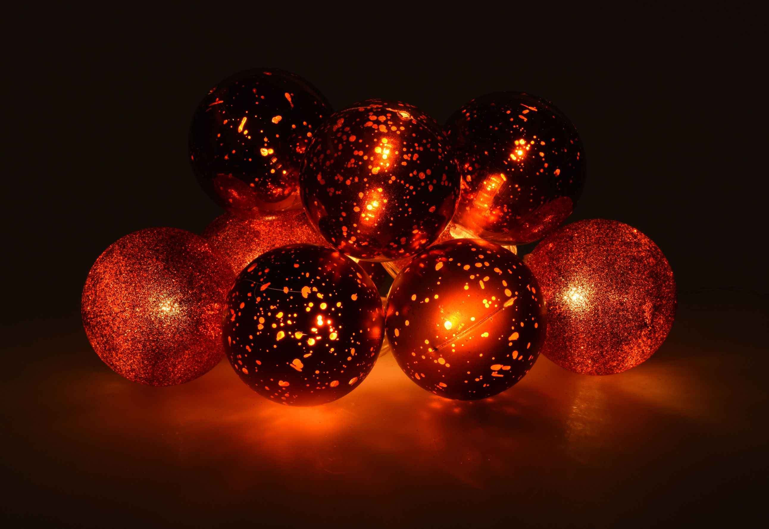 Lichterkette aus Christbaumkugeln - 230 cm