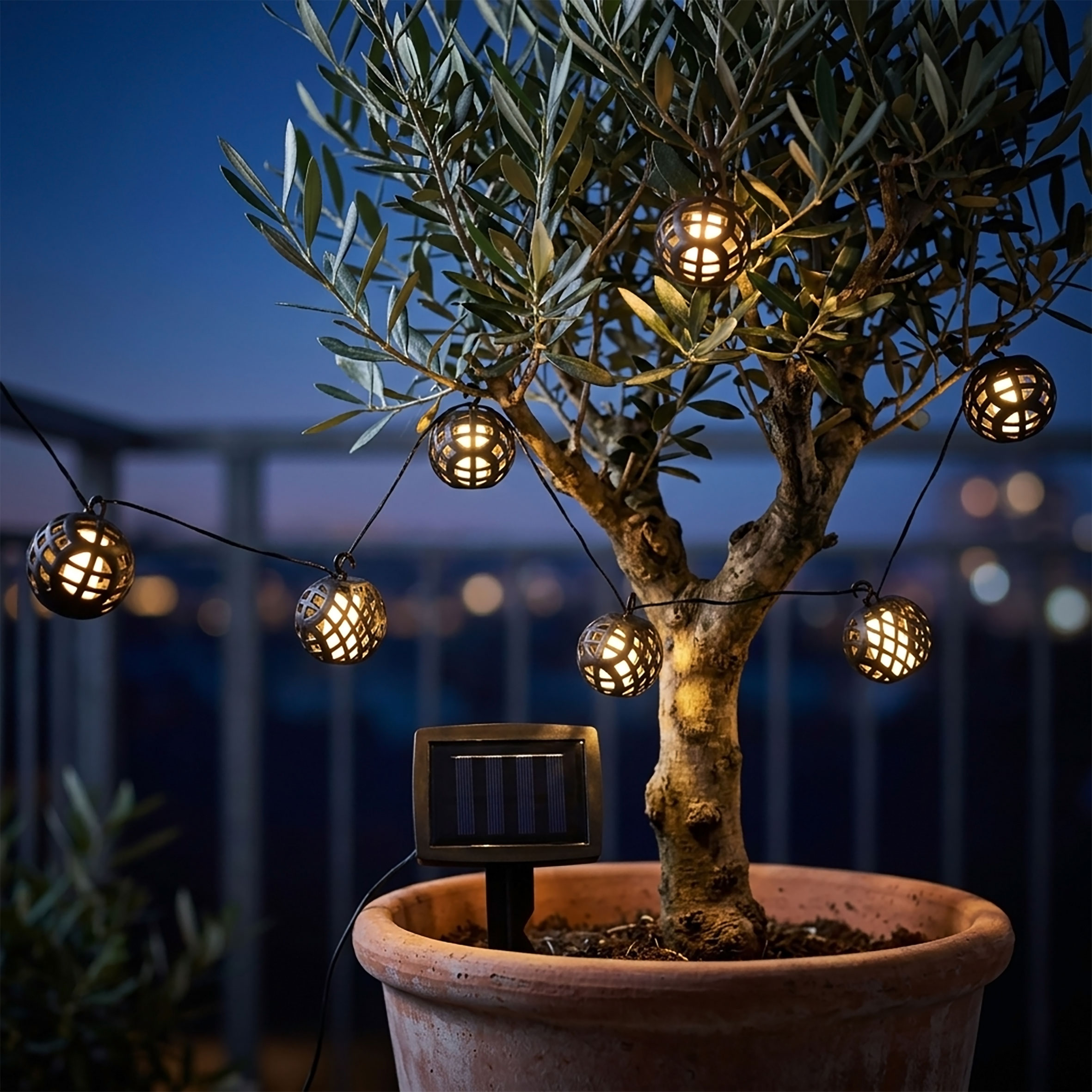 Solar Lichterkette 6 runde Lampions schwarz mit Flammen Effekt - 300 cm - LED Garten Dekobeleuchtung mit Flackereffekt