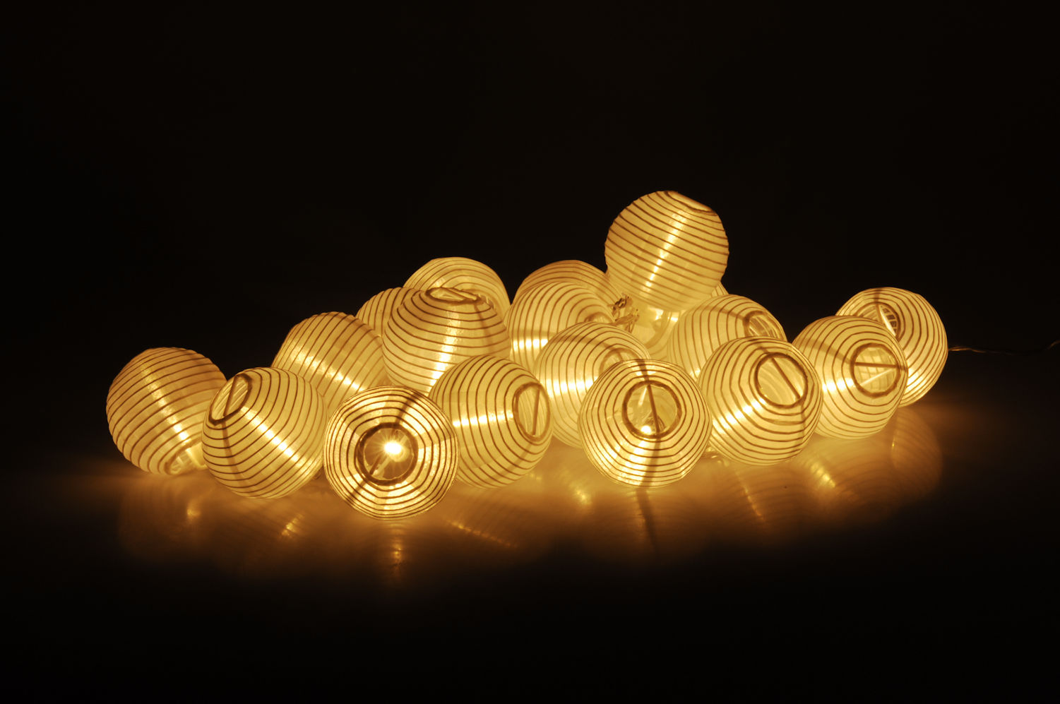 Party Lichterkette mit 20 warmweißen LED Lampions - Kabelfarbe: transparent