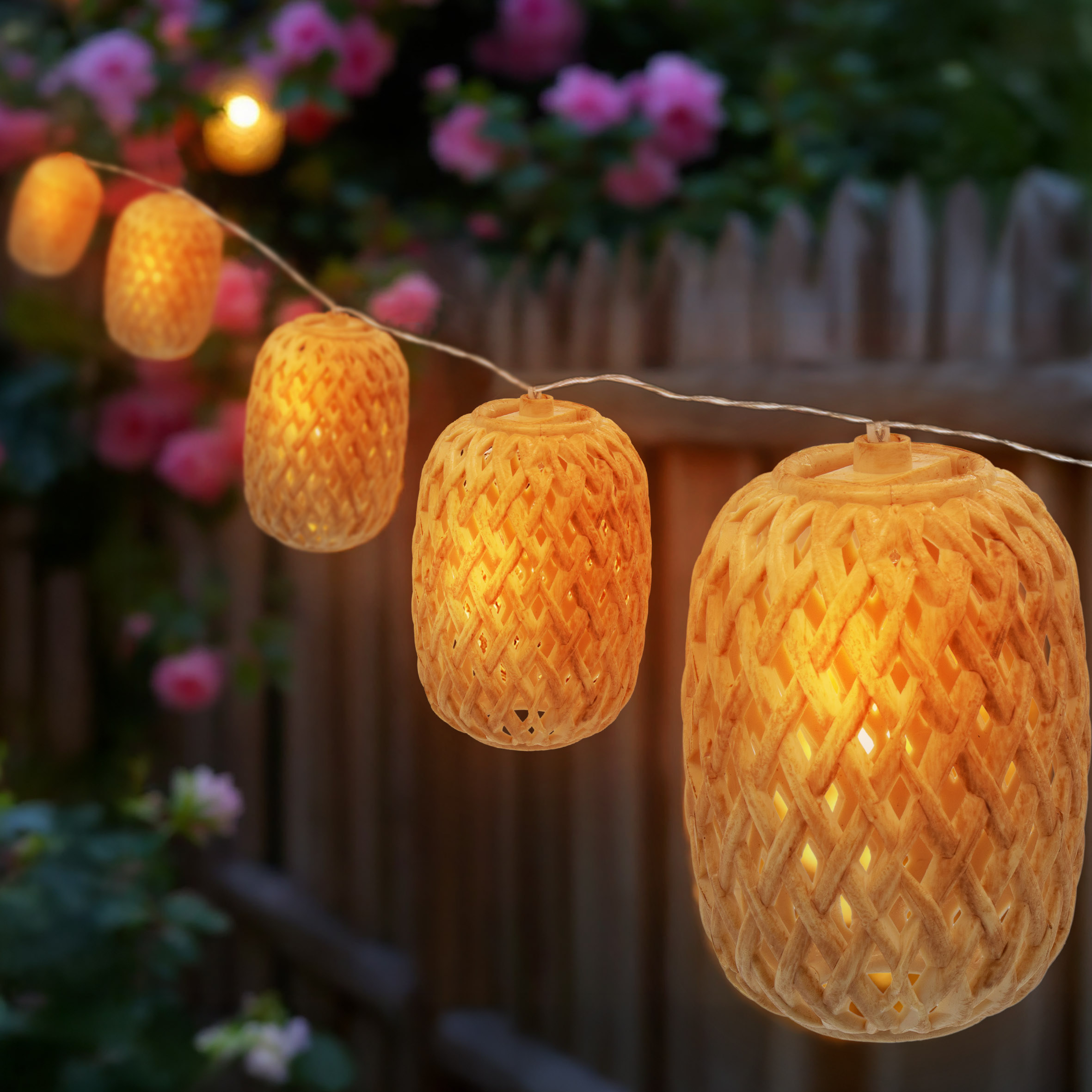 Garten Lichterkette Solar betrieben mit 10 länglichen Lampions in Rattan Optik auf ca. 450 cm Länge warm weiß beleuchtet